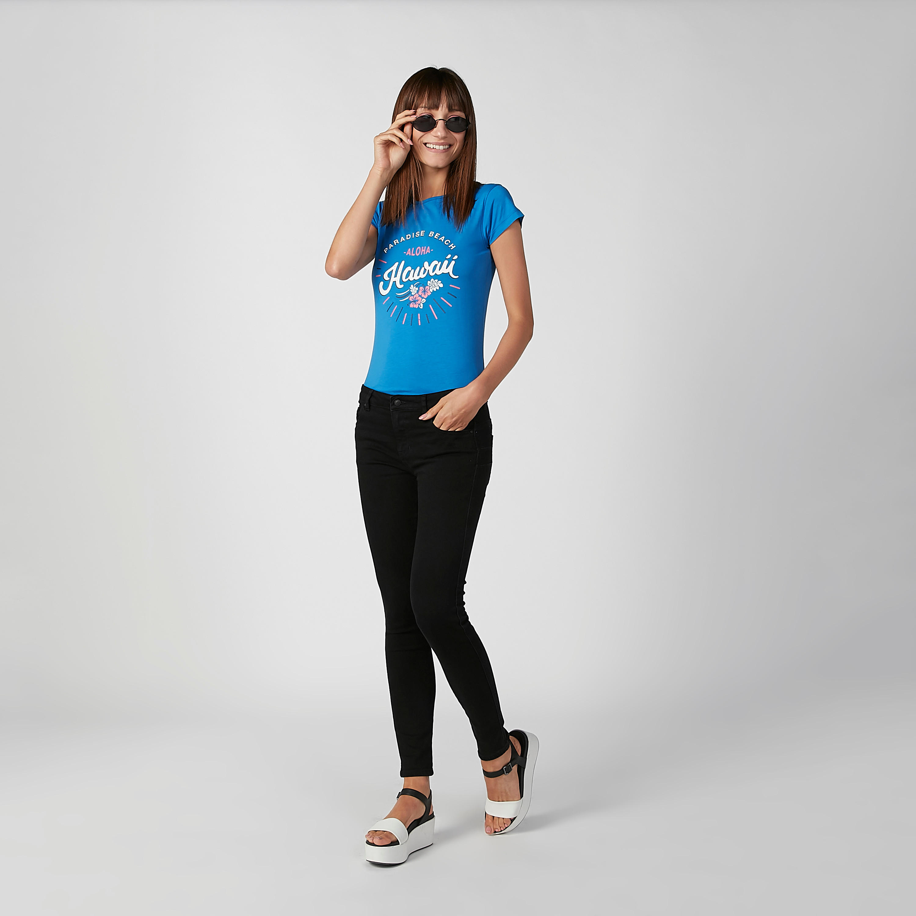 تيشيرت بياقة مستديرة وأكمام كاب وطبعات-women-clothing-tshirts-image-4