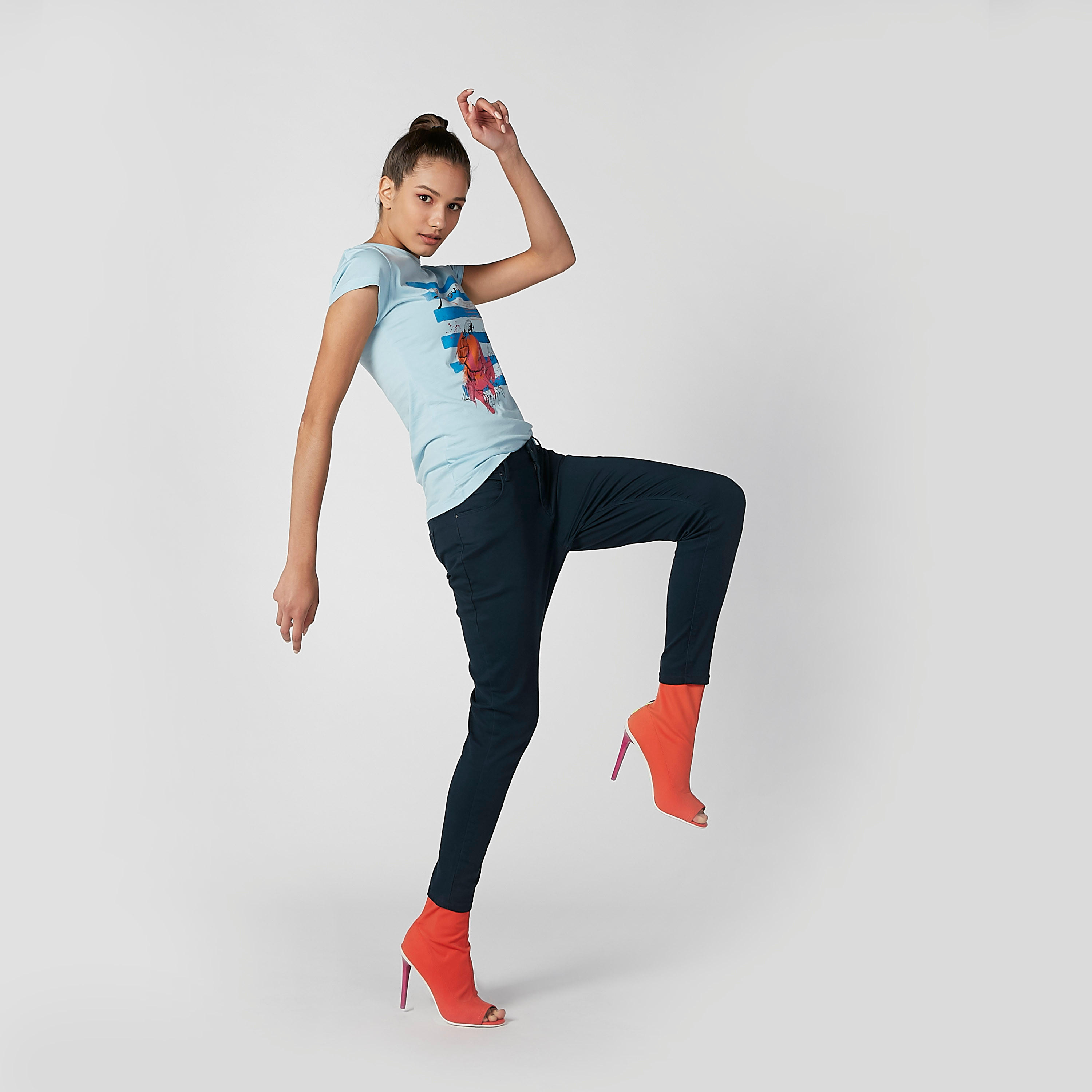 تيشيرت مستدام سليم بياقة مستديرة وأكمام كاب وطبعات -women-clothing-tshirts-image-4