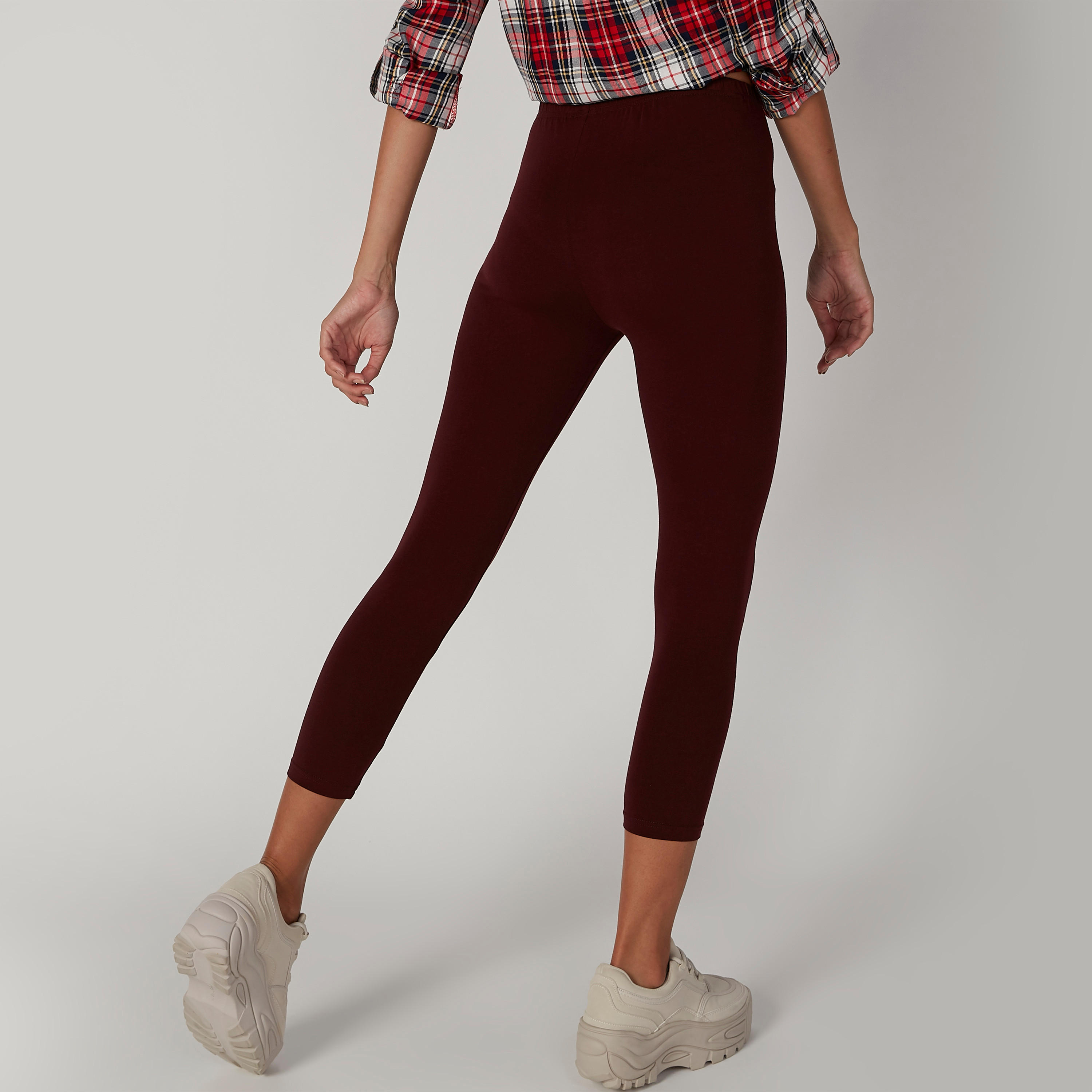 بنطلون ليقنز قصير سادة بخصر مطاطي-women-clothing-bottoms-leggings-image-4