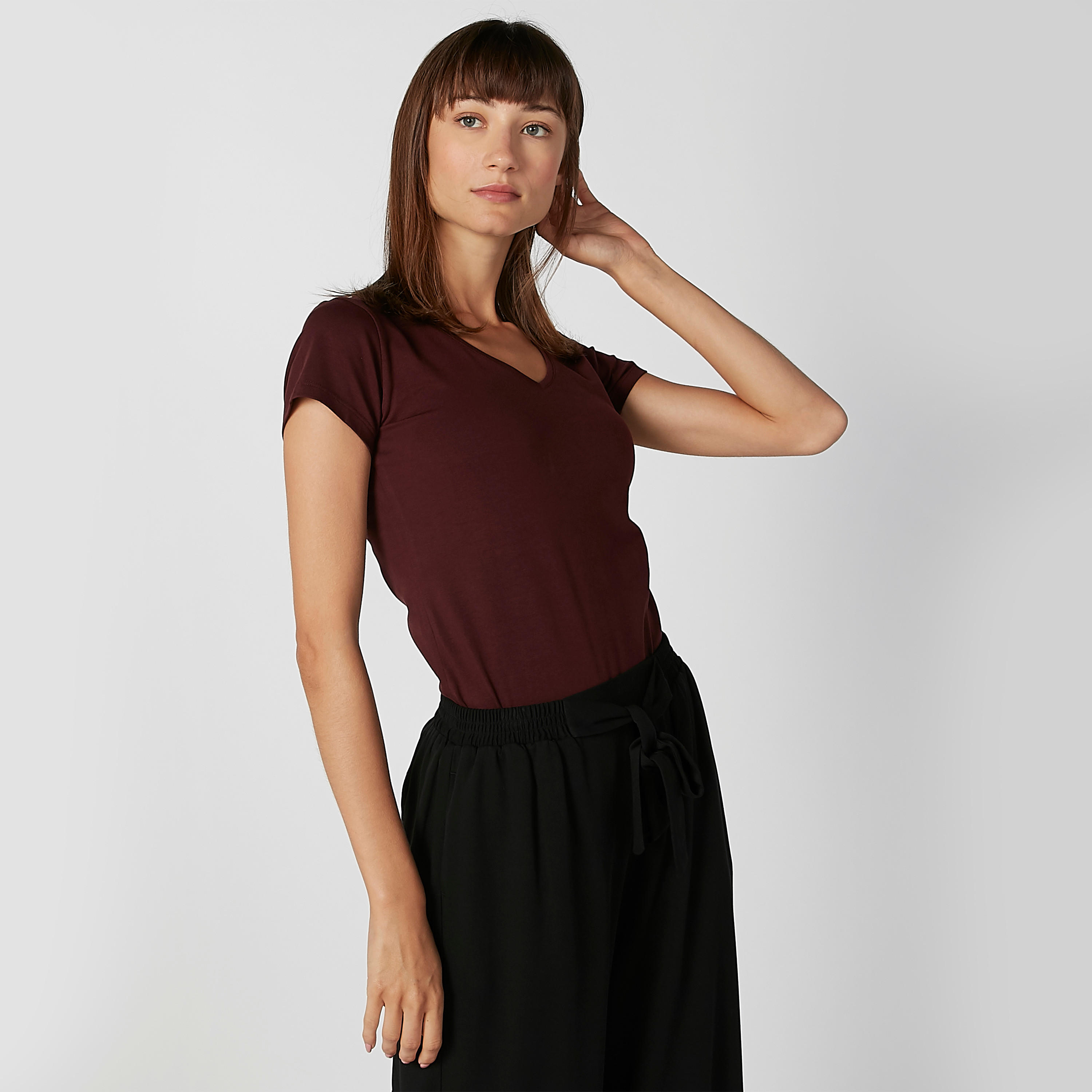 تيشيرت سادة بياقة V وأكمام قصيرة من بوسيني-women-clothing-tshirts-image-4