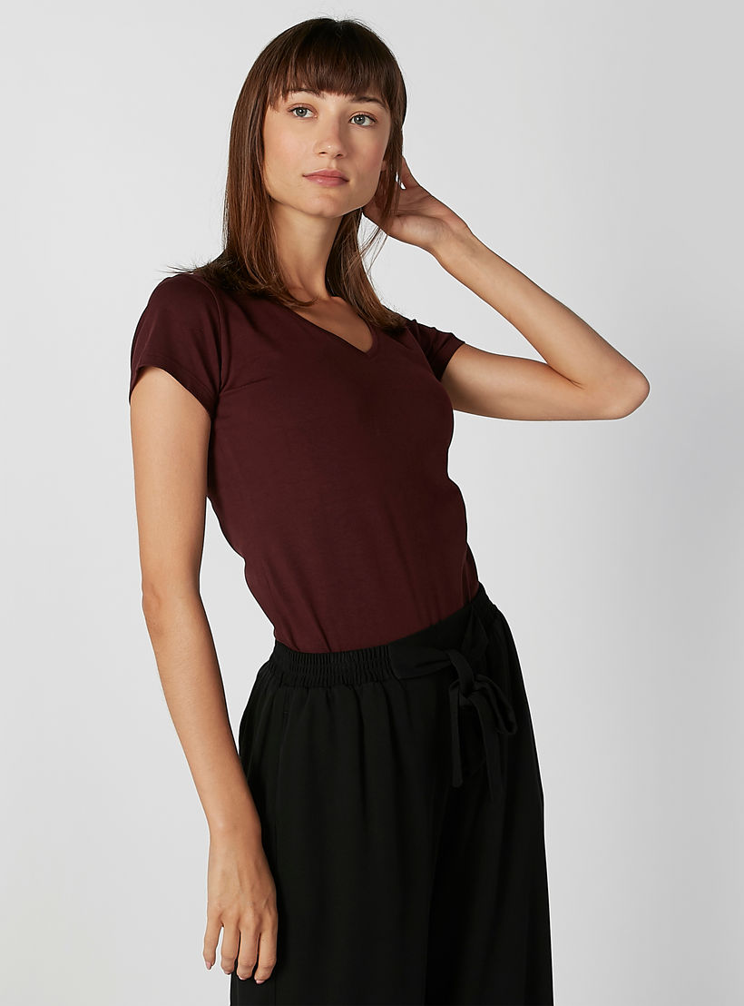 تيشيرت سادة بياقة V وأكمام قصيرة من بوسيني-women-clothing-tshirts-image-4