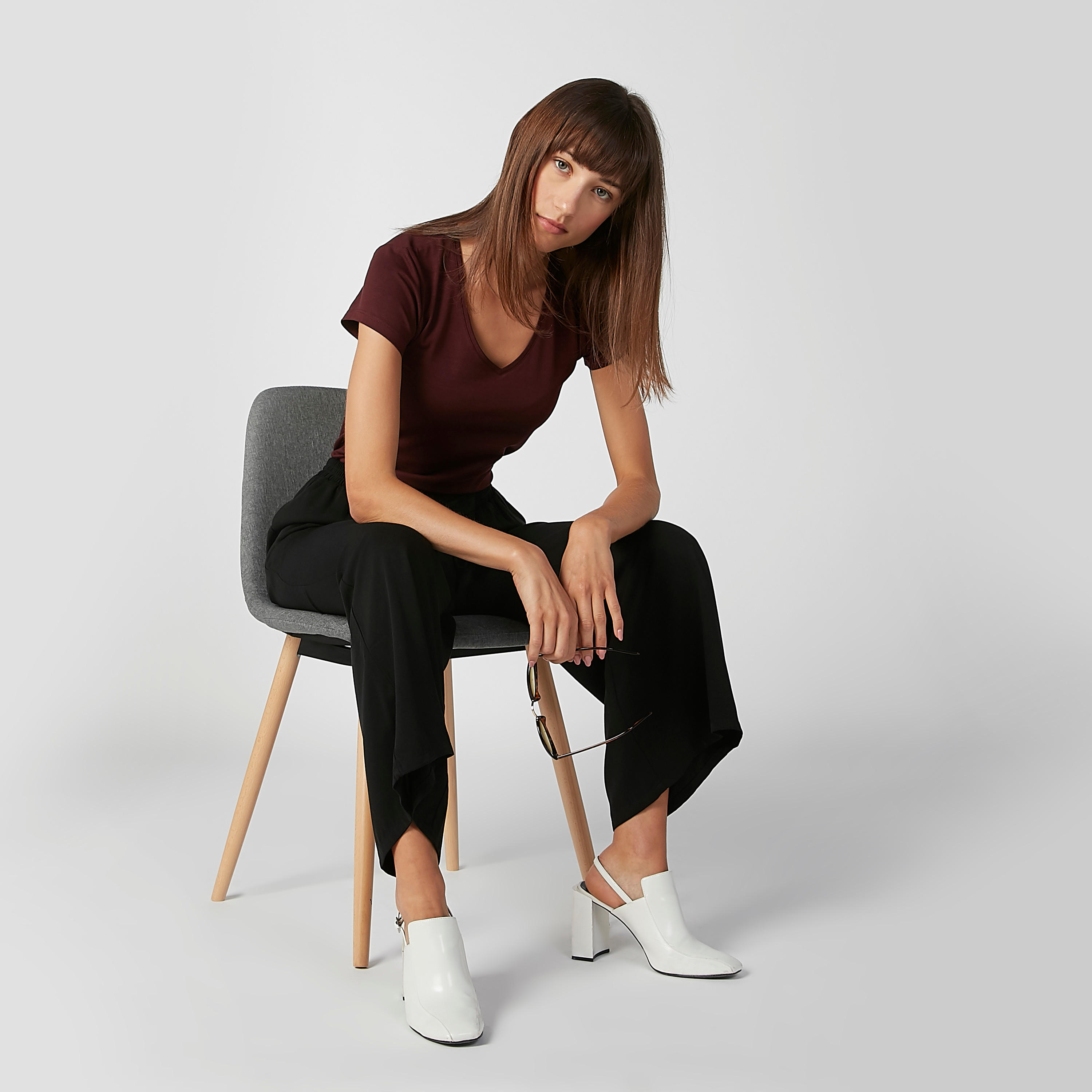 تيشيرت سادة بياقة V وأكمام قصيرة من بوسيني-women-clothing-tshirts-image-3