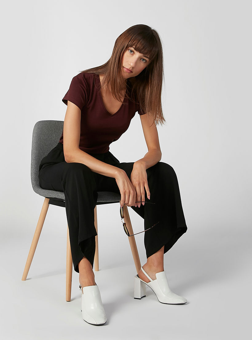 تيشيرت سادة بياقة V وأكمام قصيرة من بوسيني-women-clothing-tshirts-image-3
