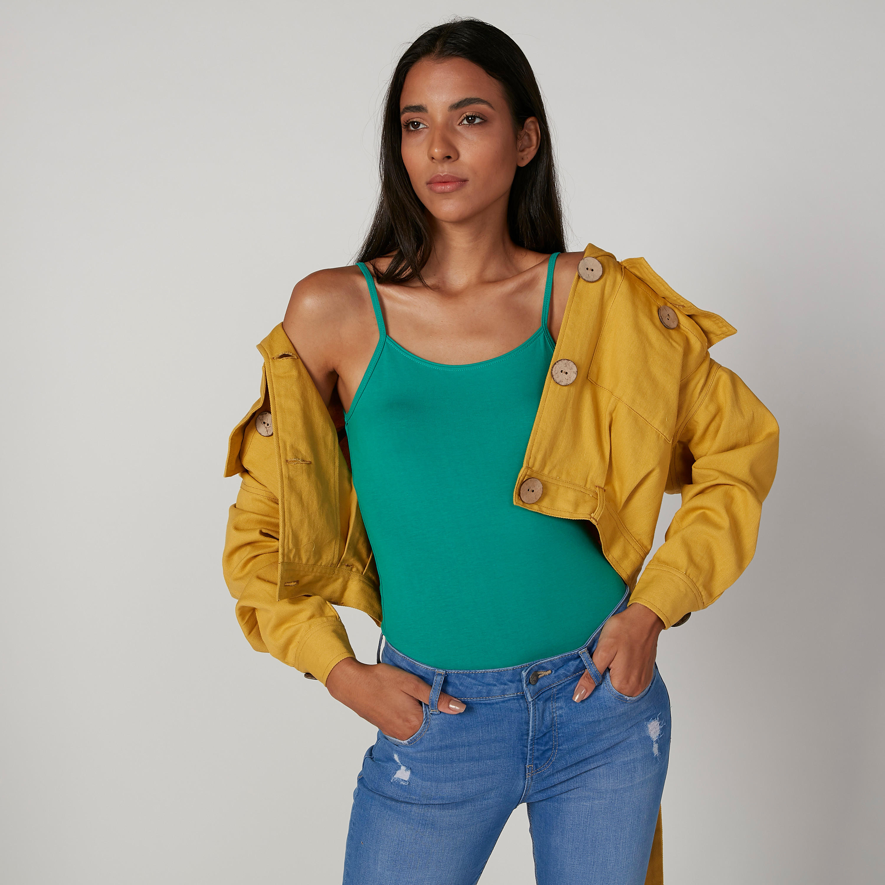 بلوزة كامي سادة بياقة عميقة وحمّالات رفيعة-women-clothing-tshirts-image-2