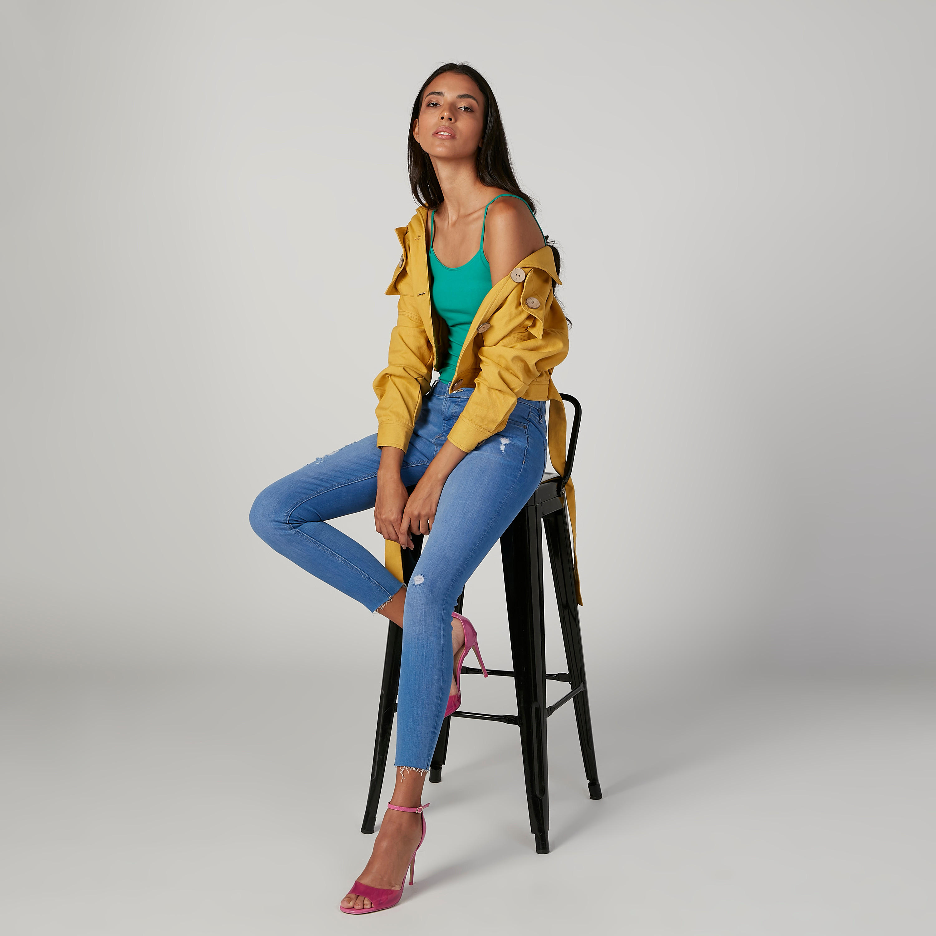بلوزة كامي سادة بياقة عميقة وحمّالات رفيعة-women-clothing-tshirts-image-3