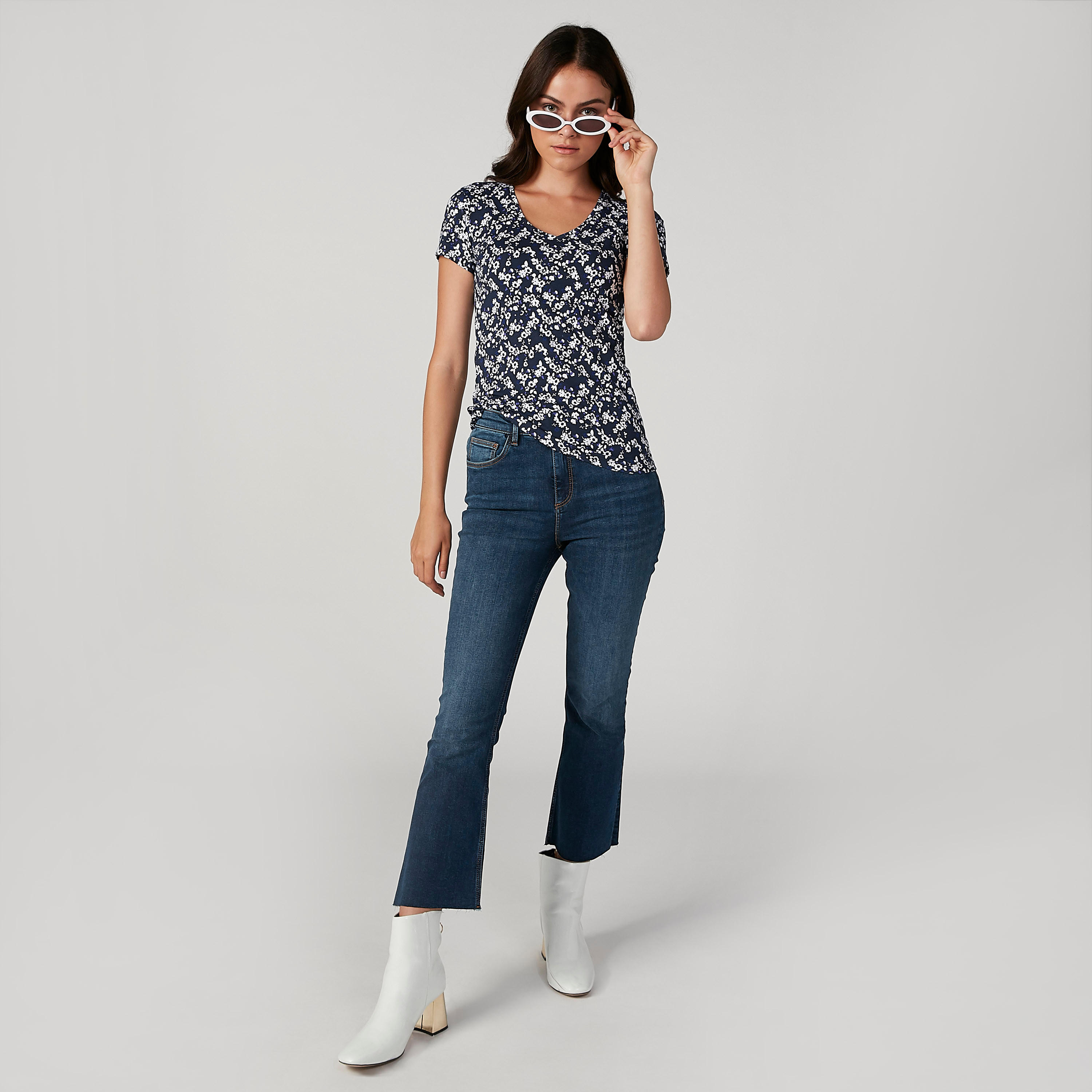تيشيرت بياقة V وأكمام قصيرة وطبعات-women-clothing-tshirts-image-2