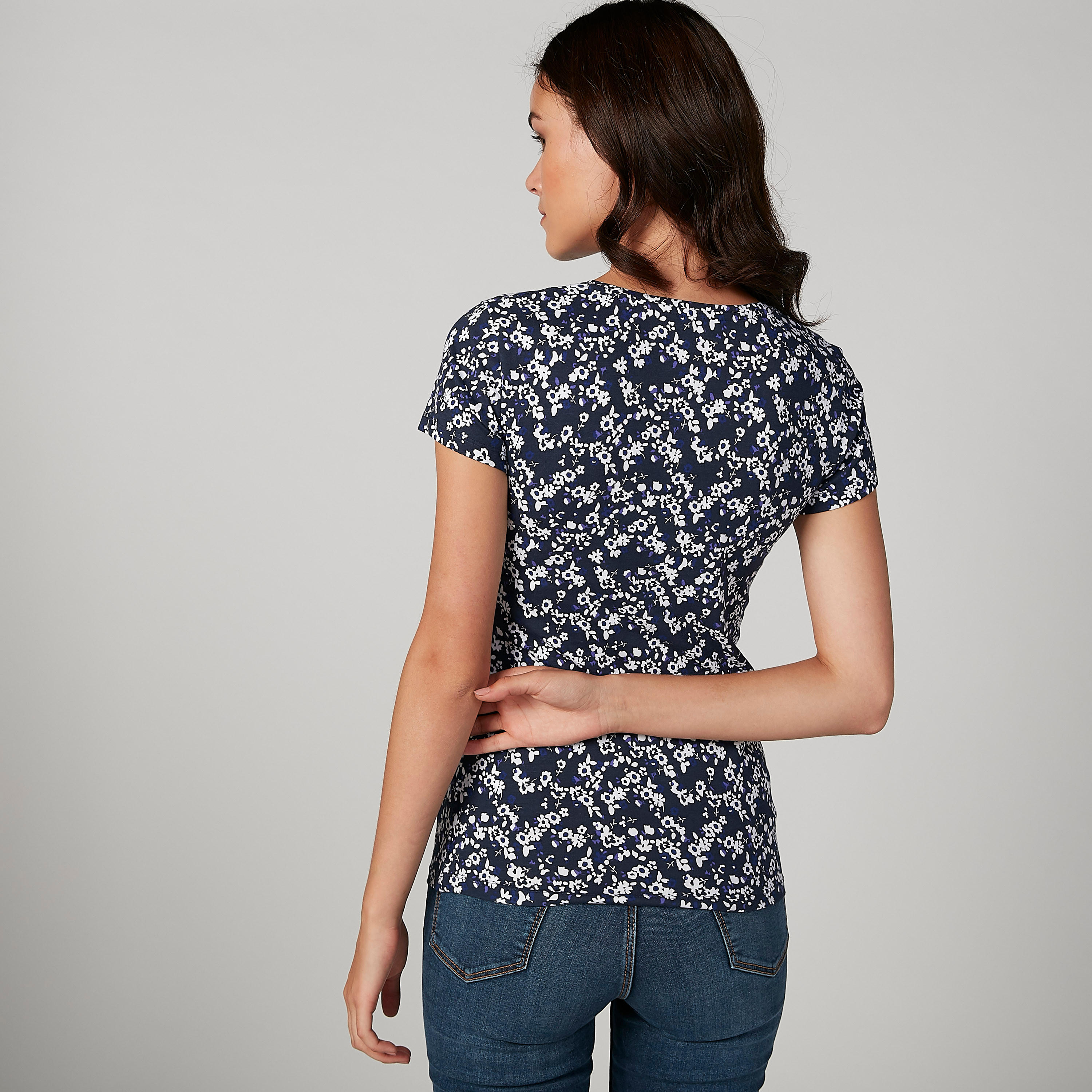 تيشيرت بياقة V وأكمام قصيرة وطبعات-women-clothing-tshirts-image-3