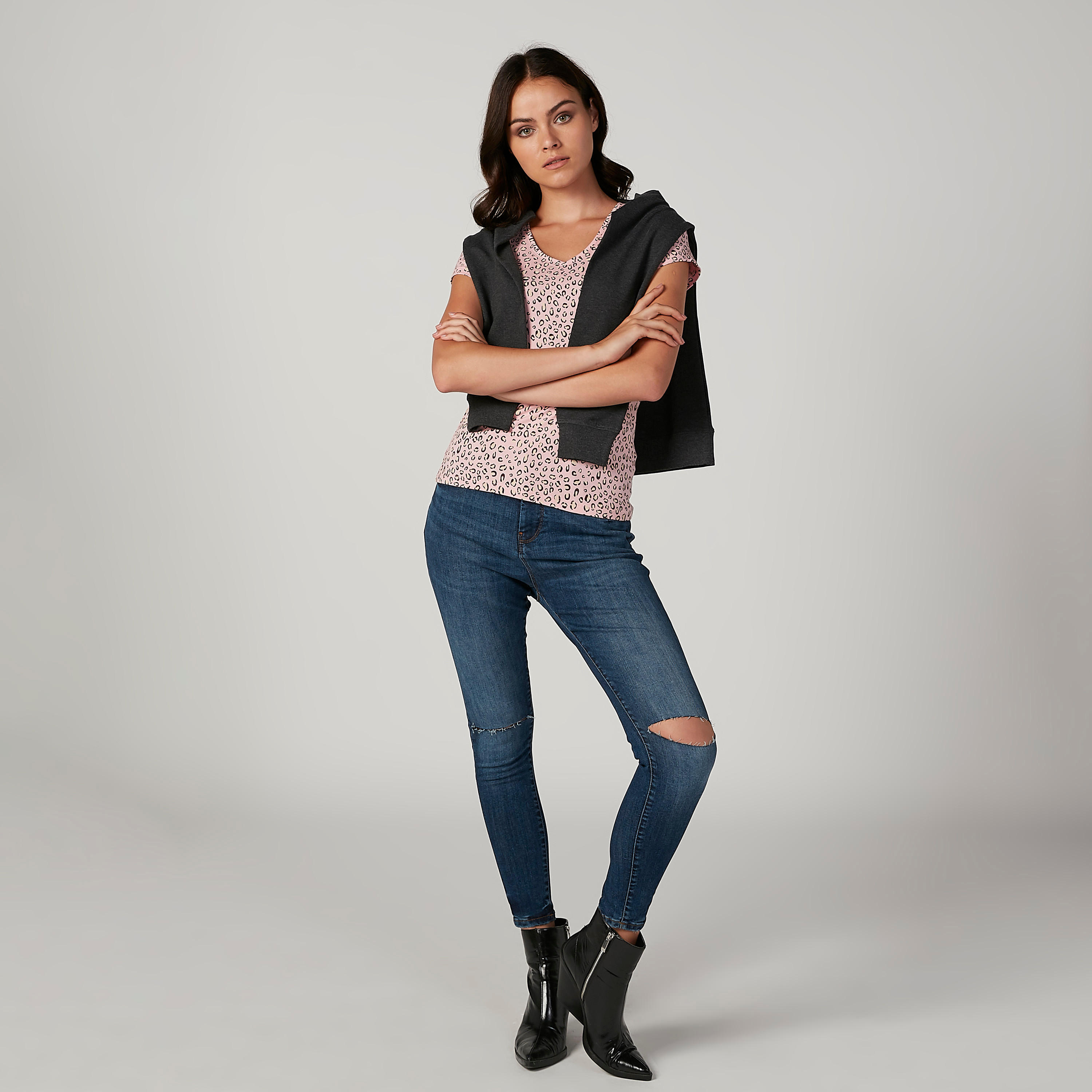 تيشيرت بياقة V وأكمام قصيرة وطبعات حيوانات-women-clothing-tshirts-image-4