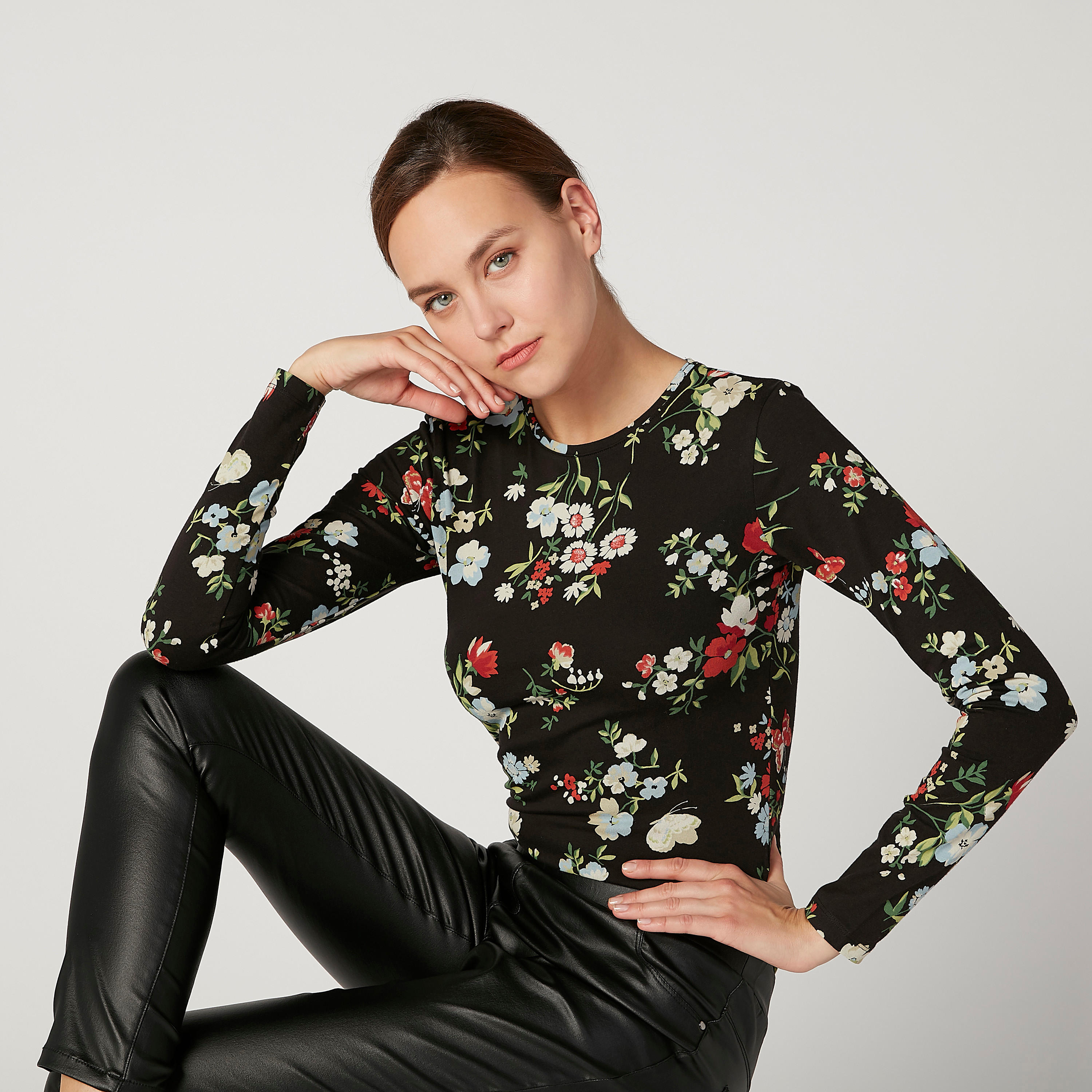 تيشيرت بياقة مستديرة وأكمام طويلة وطبعات زهرية-women-clothing-tshirts-image-2