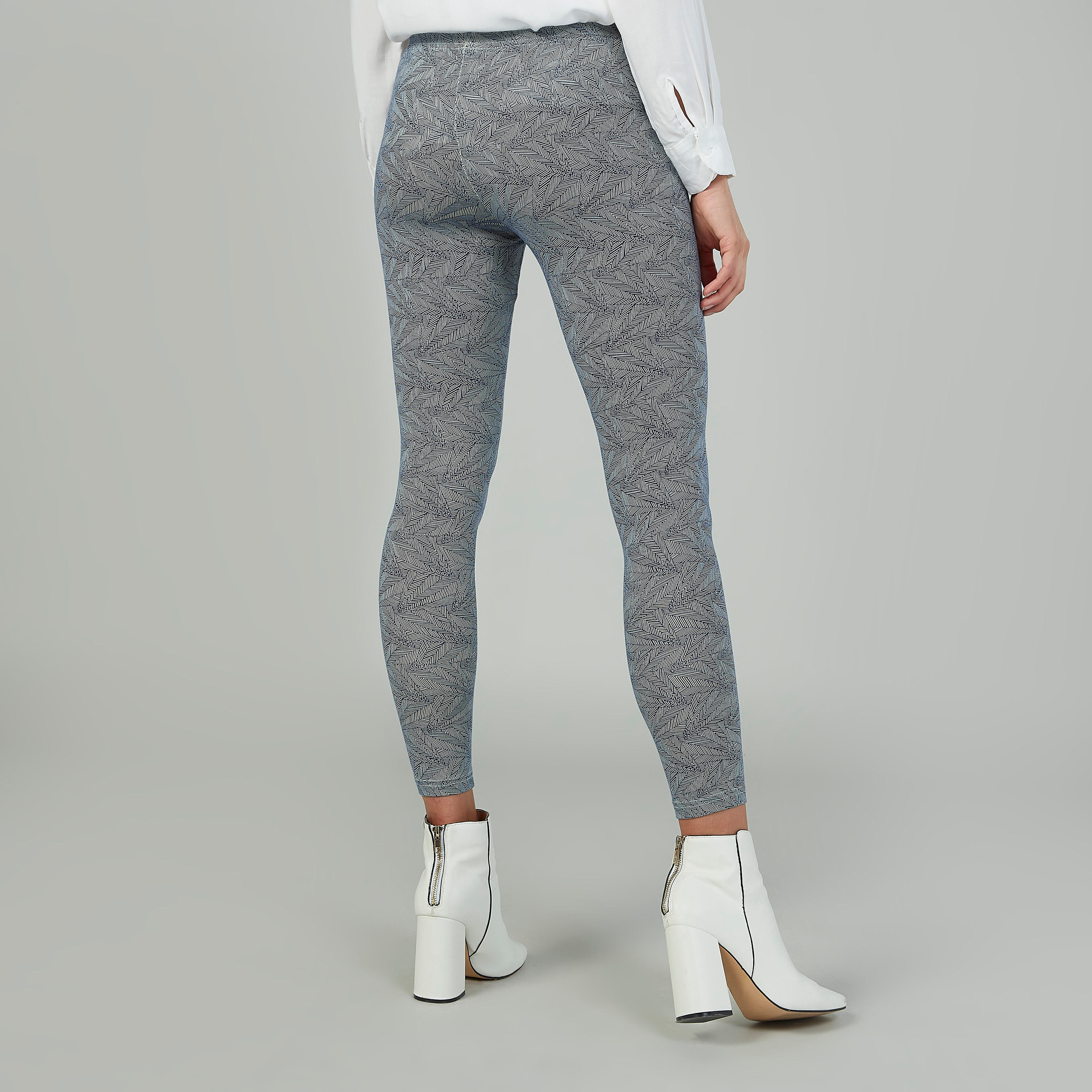 بنطلون ليقنز بخصر مطّاطي وطبعات-women-clothing-bottoms-leggings-image-4