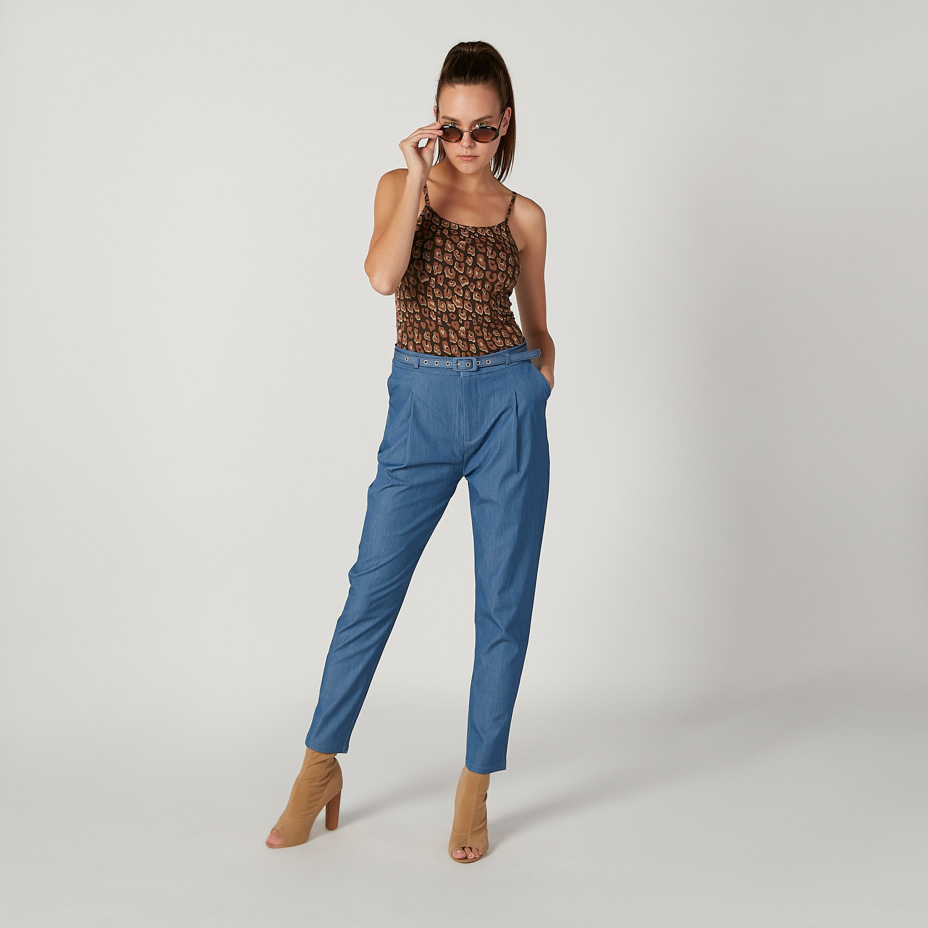 بلوزة كامي بياقة عميقة وحمّالات رفيعة وطبعات-women-clothing-tshirts-image-3