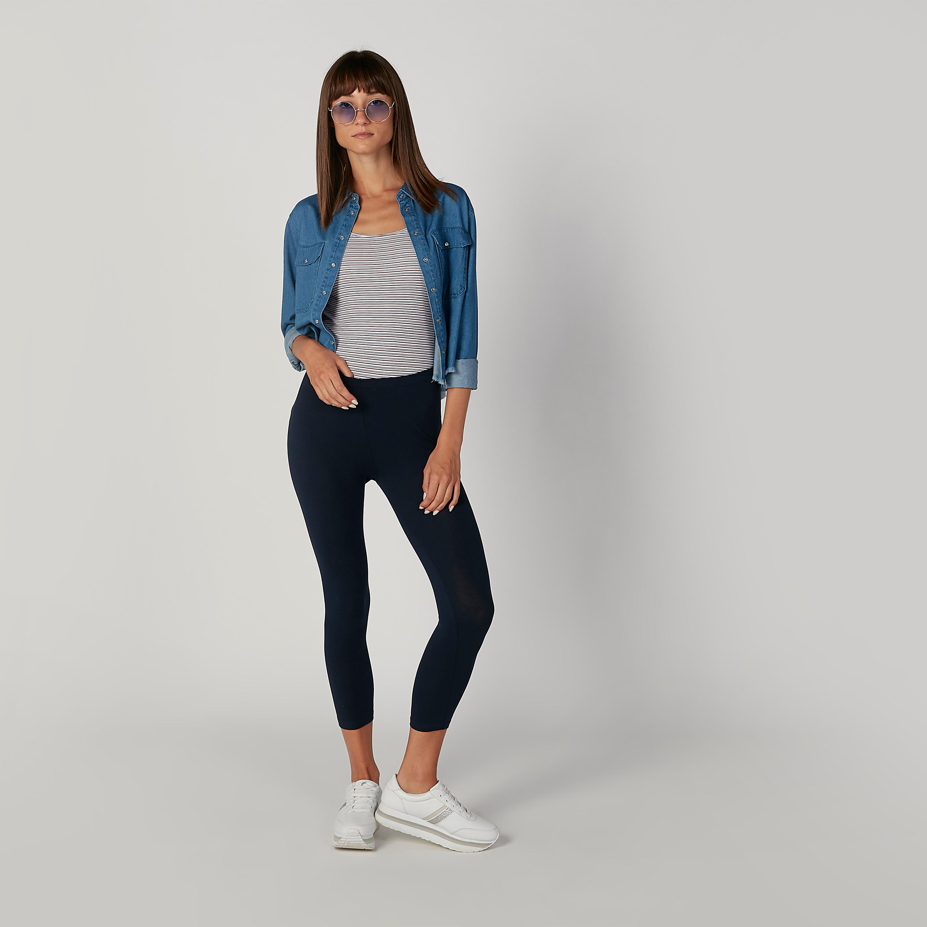 بلوزة كامي مقلّمة بياقة عميقة وحمّالات رفيعة-women-clothing-tshirts-image-2