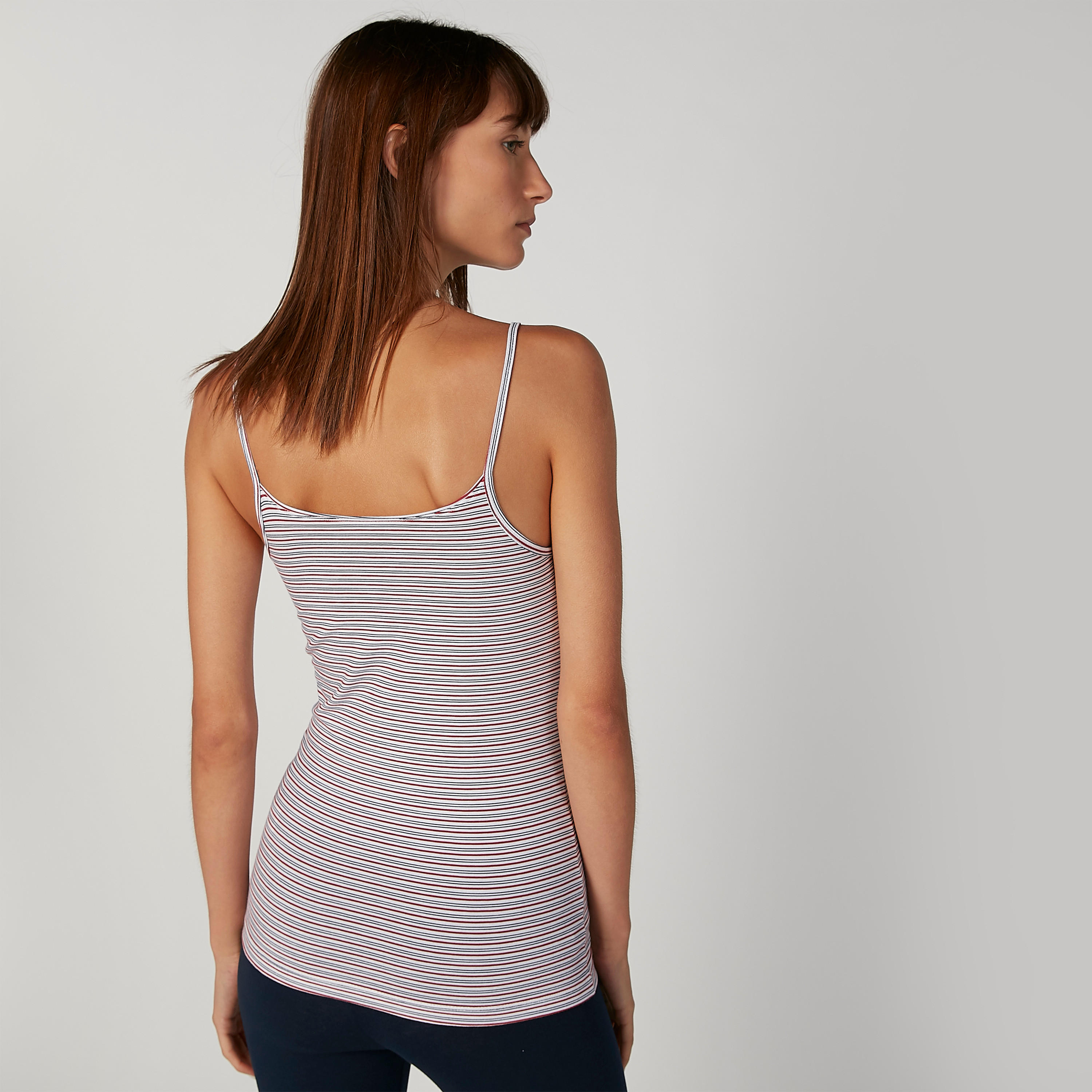 بلوزة كامي مقلّمة بياقة عميقة وحمّالات رفيعة-women-clothing-tshirts-image-3