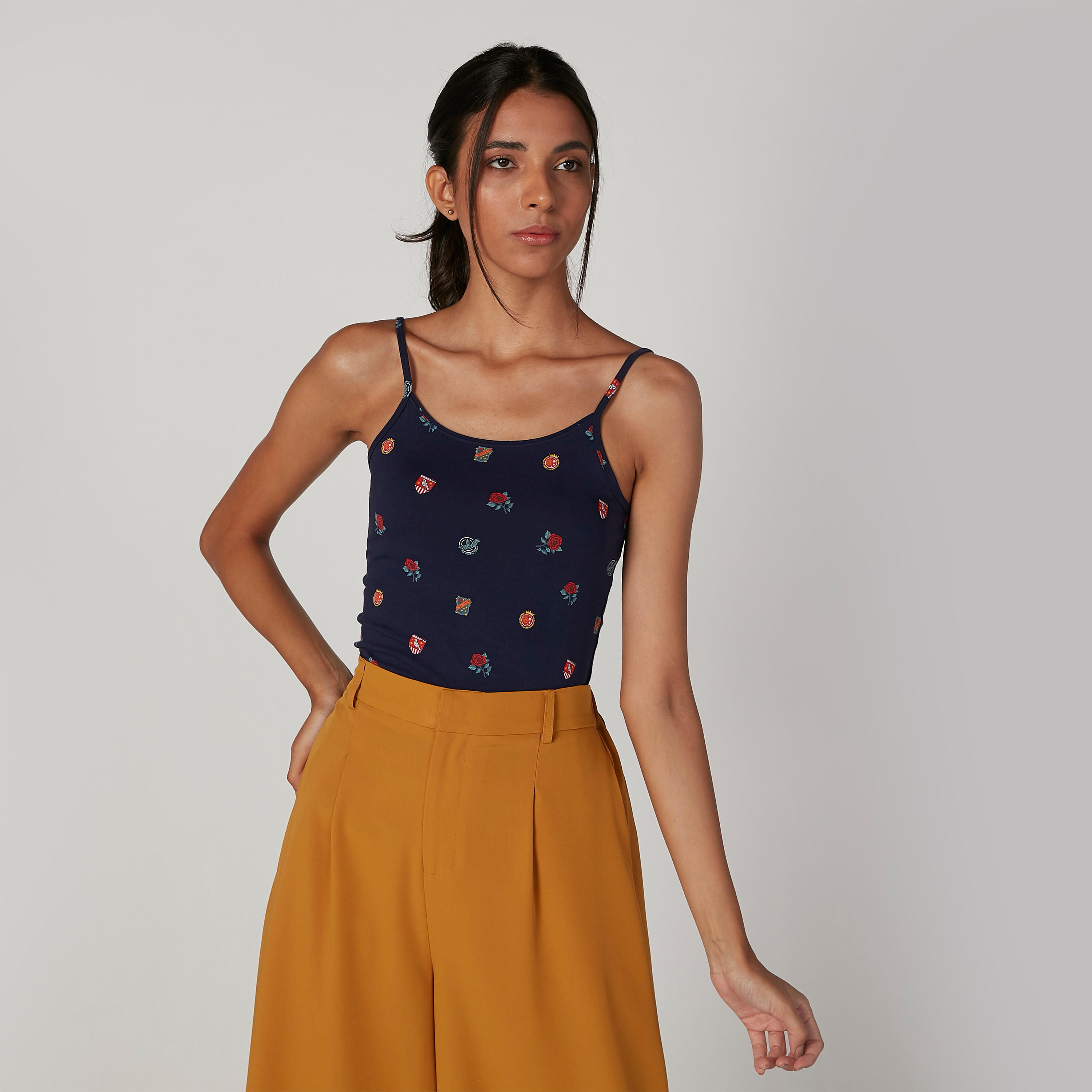 بلوزة كامي بياقة عميقة وحمّالات رفيعة وطبعات-women-clothing-tshirts-image-1