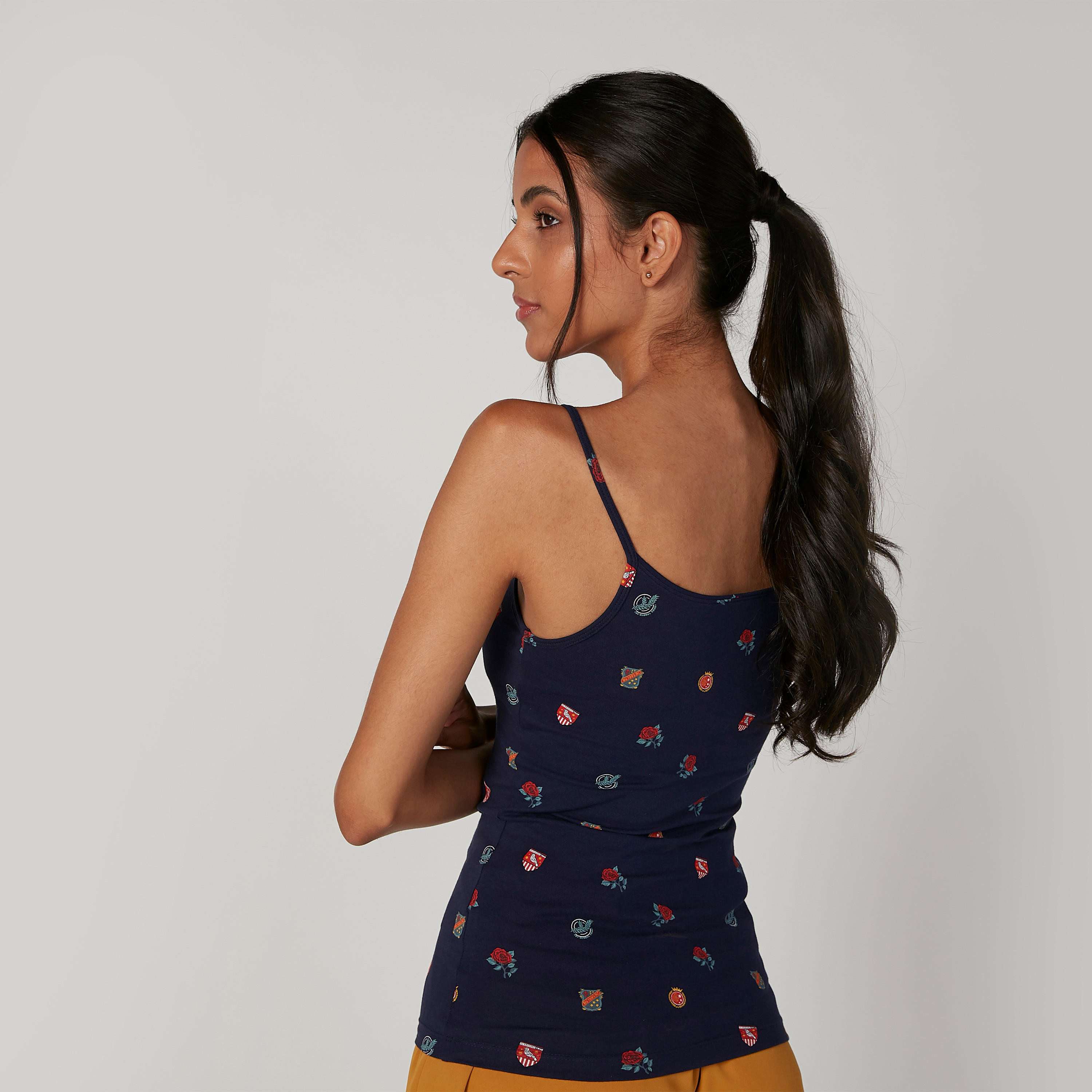 بلوزة كامي بياقة عميقة وحمّالات رفيعة وطبعات-women-clothing-tshirts-image-2