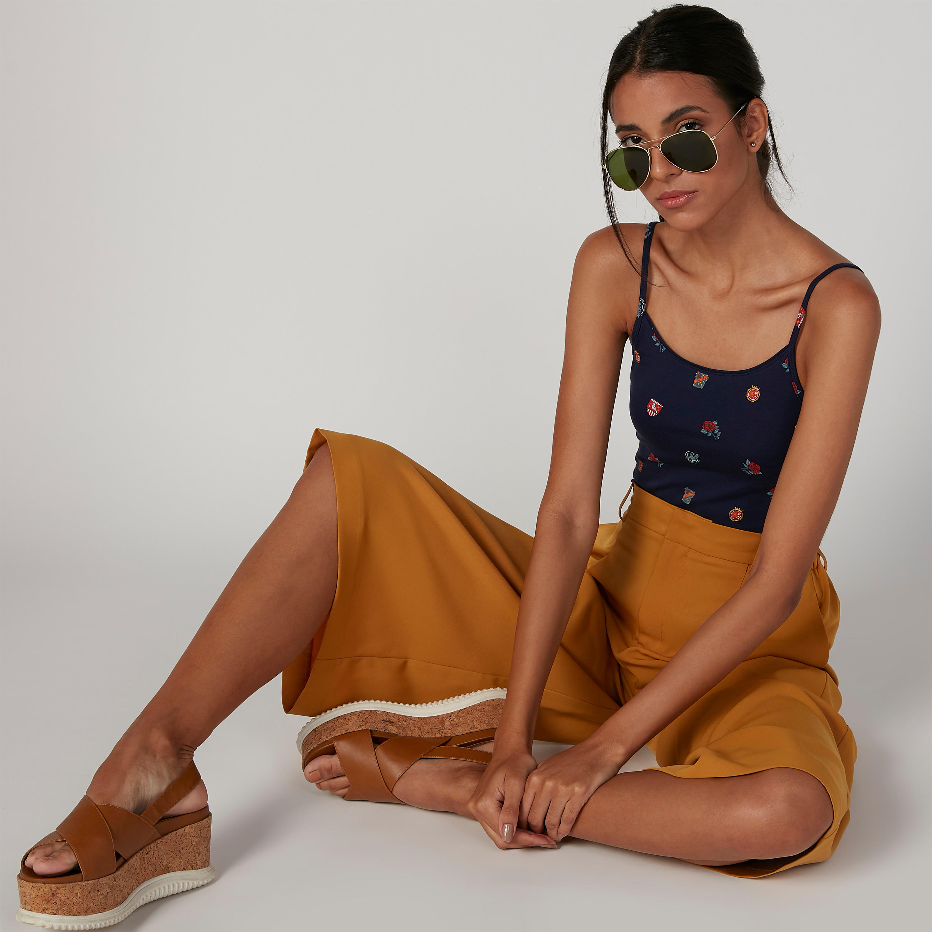 بلوزة كامي بياقة عميقة وحمّالات رفيعة وطبعات-women-clothing-tshirts-image-3