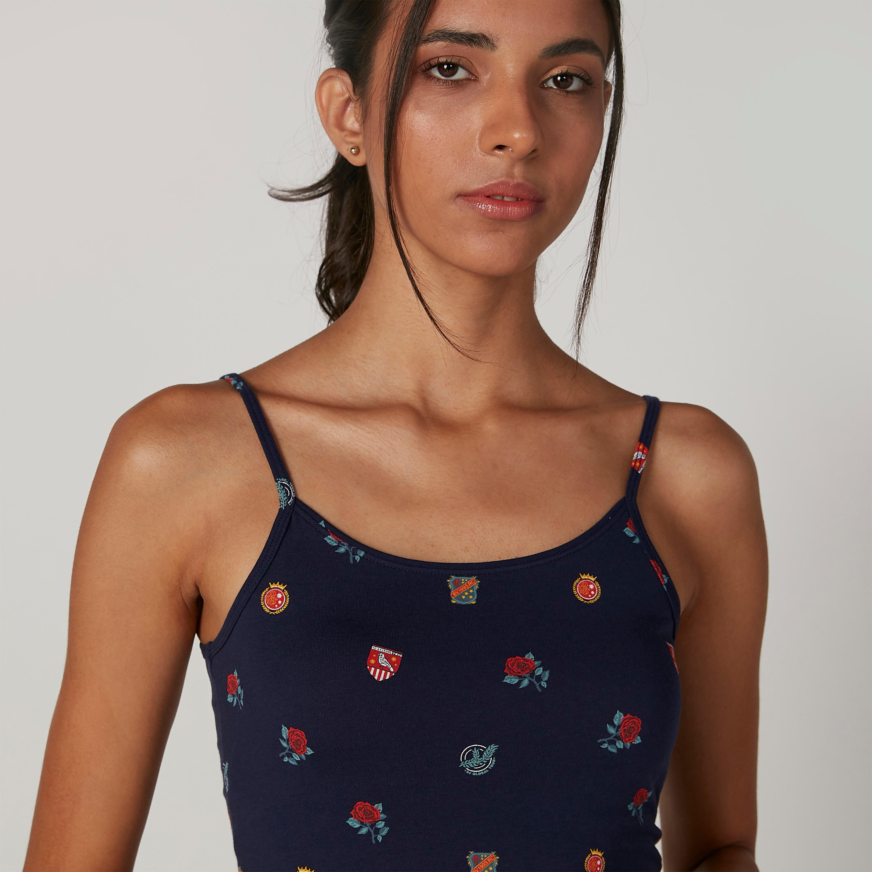 بلوزة كامي بياقة عميقة وحمّالات رفيعة وطبعات-women-clothing-tshirts-image-4