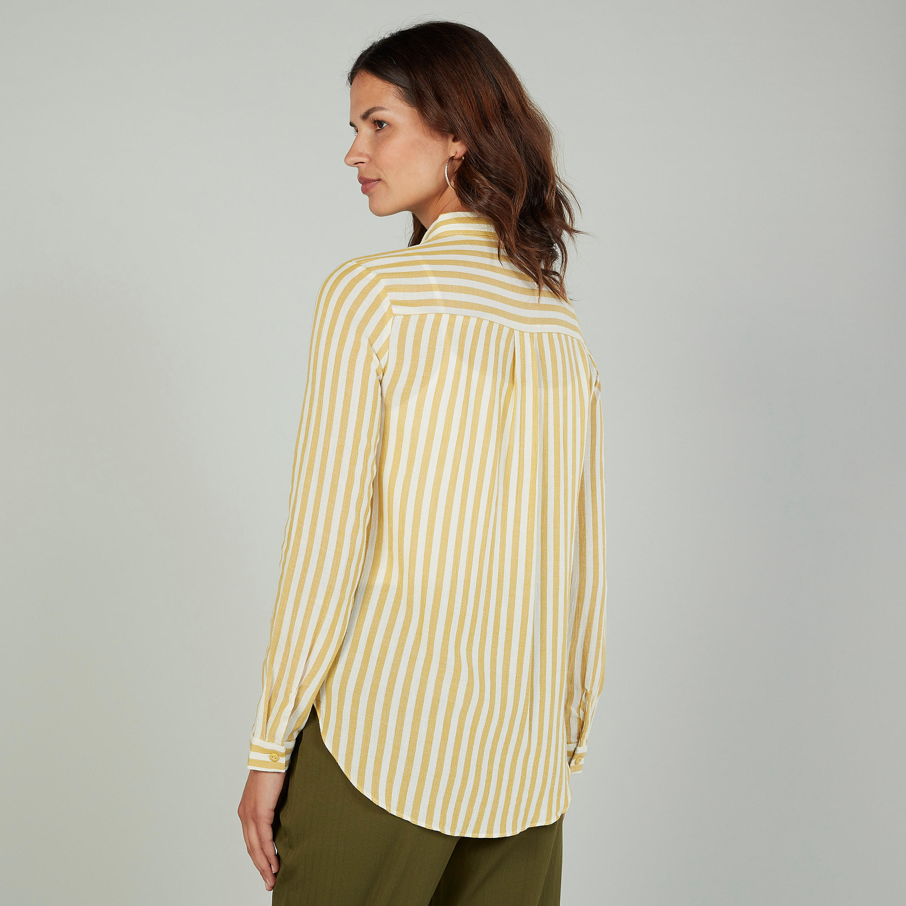 بنطلون رياضي مستدام بتفاصيل جيوب وطبعات مموهّة-women-clothing-shirtsandblouses-shirts-image-4