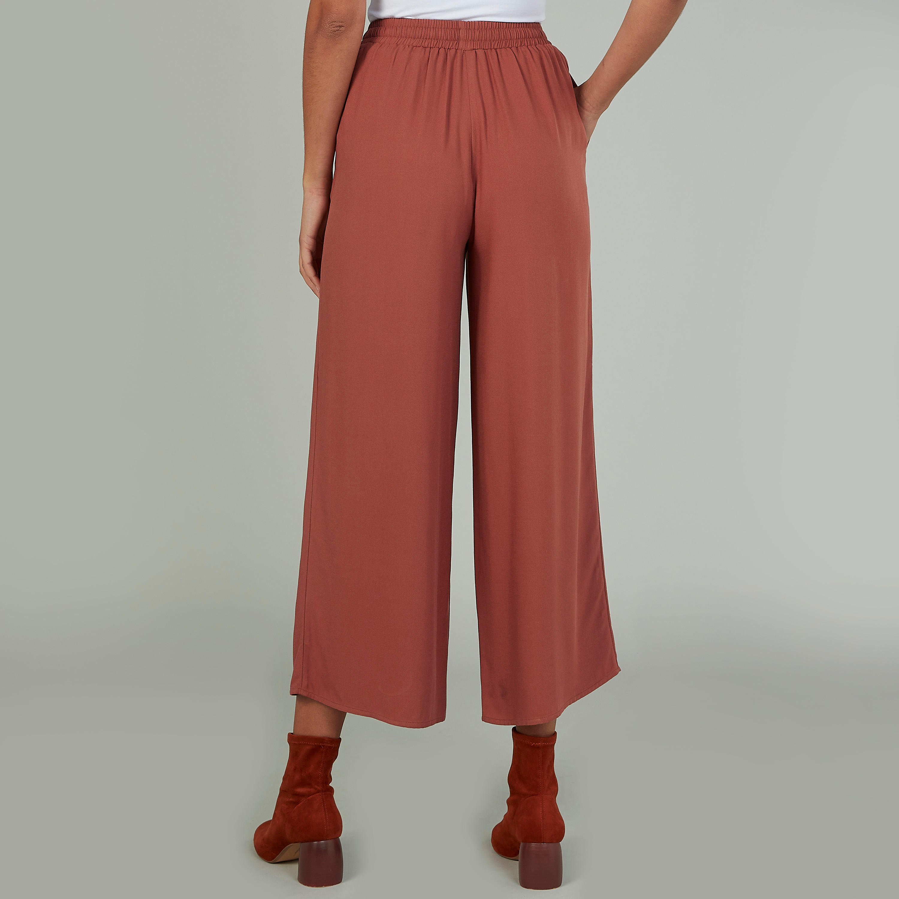 بنطلون واسع الساقين سادة بقصّة واسعة وخصر مطّاطي-women-clothing-bottoms-trousers-image-4