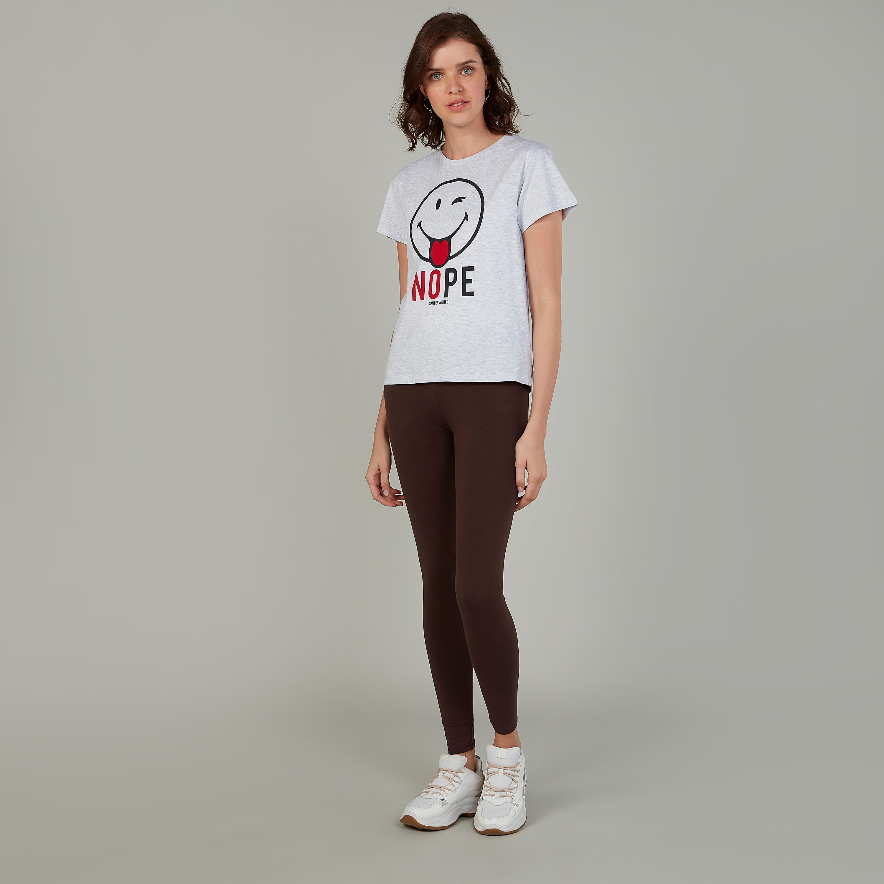 بنطلون ليقنز سادة بخصر مطّاطي-women-clothing-bottoms-leggings-image-2