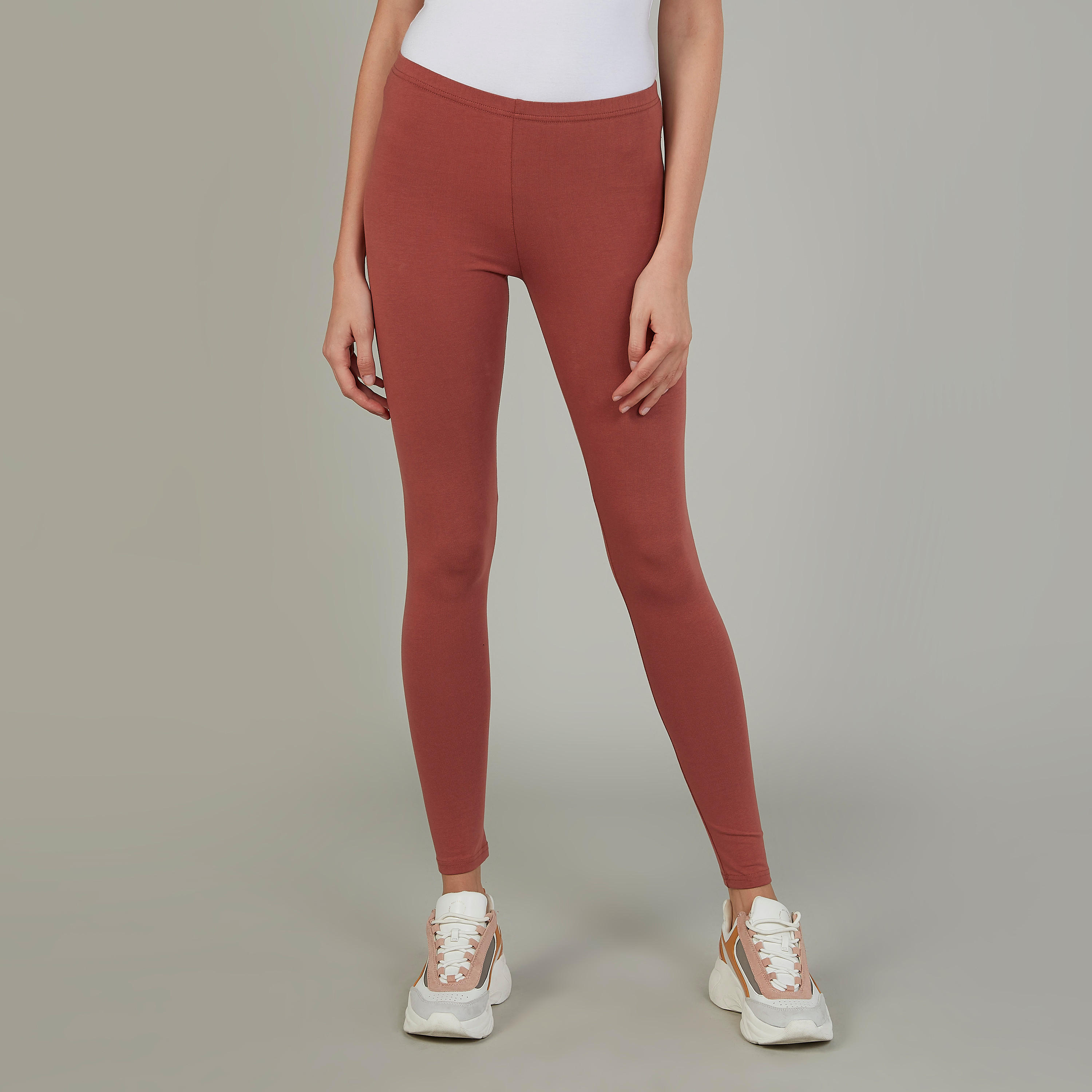 بنطلون ليقنز سادة بخصر مطّاطي-women-clothing-bottoms-leggings-image-4