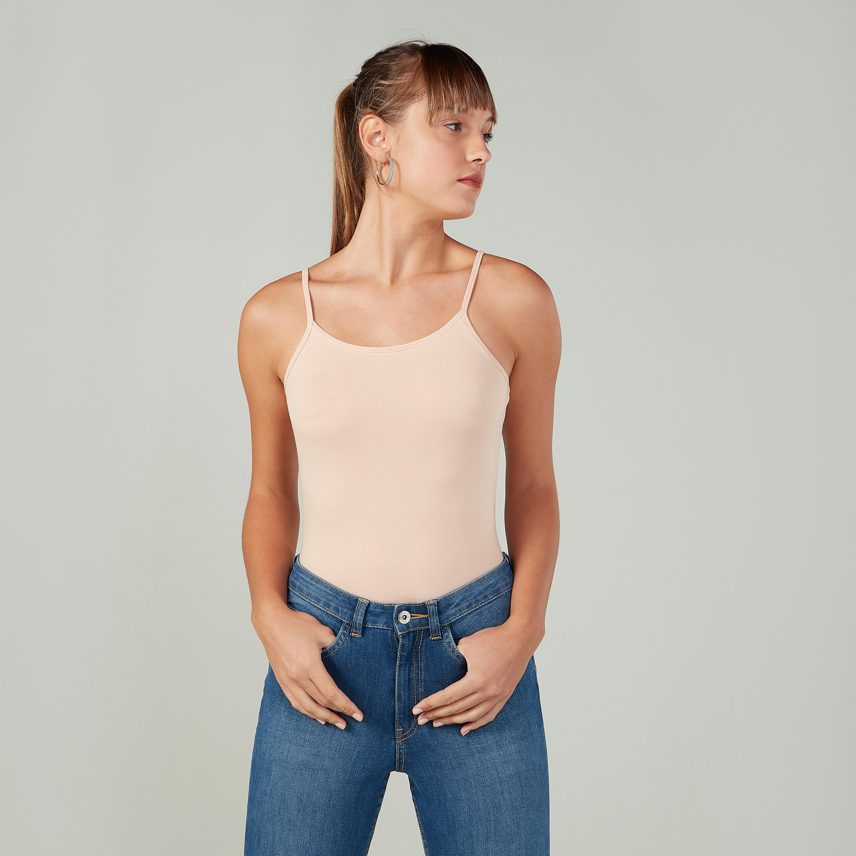 قميص مستدام داخلي قصير سادة بياقة عميقة وحمّالات رفيعة-women-clothing-tshirts-image-1