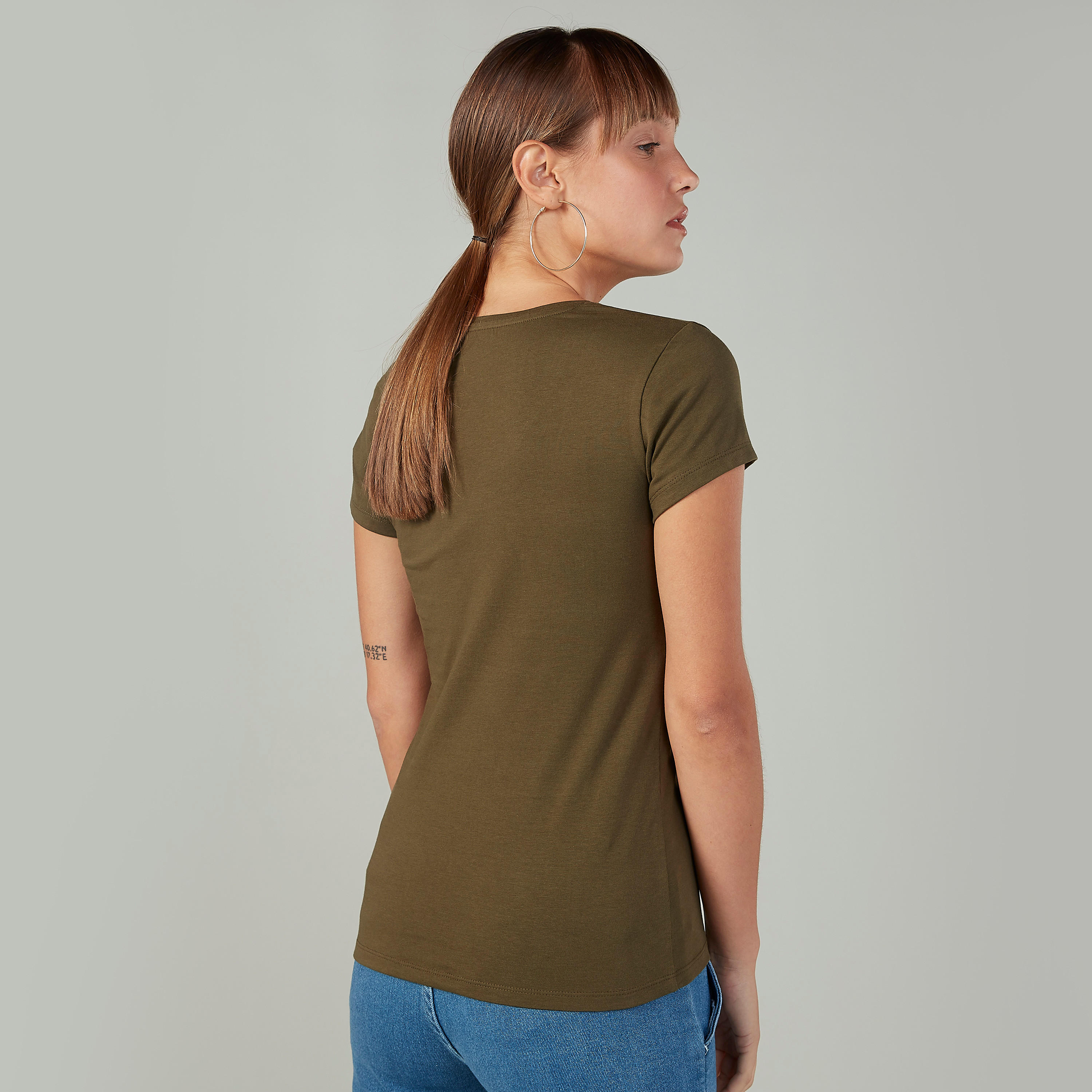 تيشيرت سادة بياقة V وأكمام قصيرة-women-clothing-tshirts-image-2