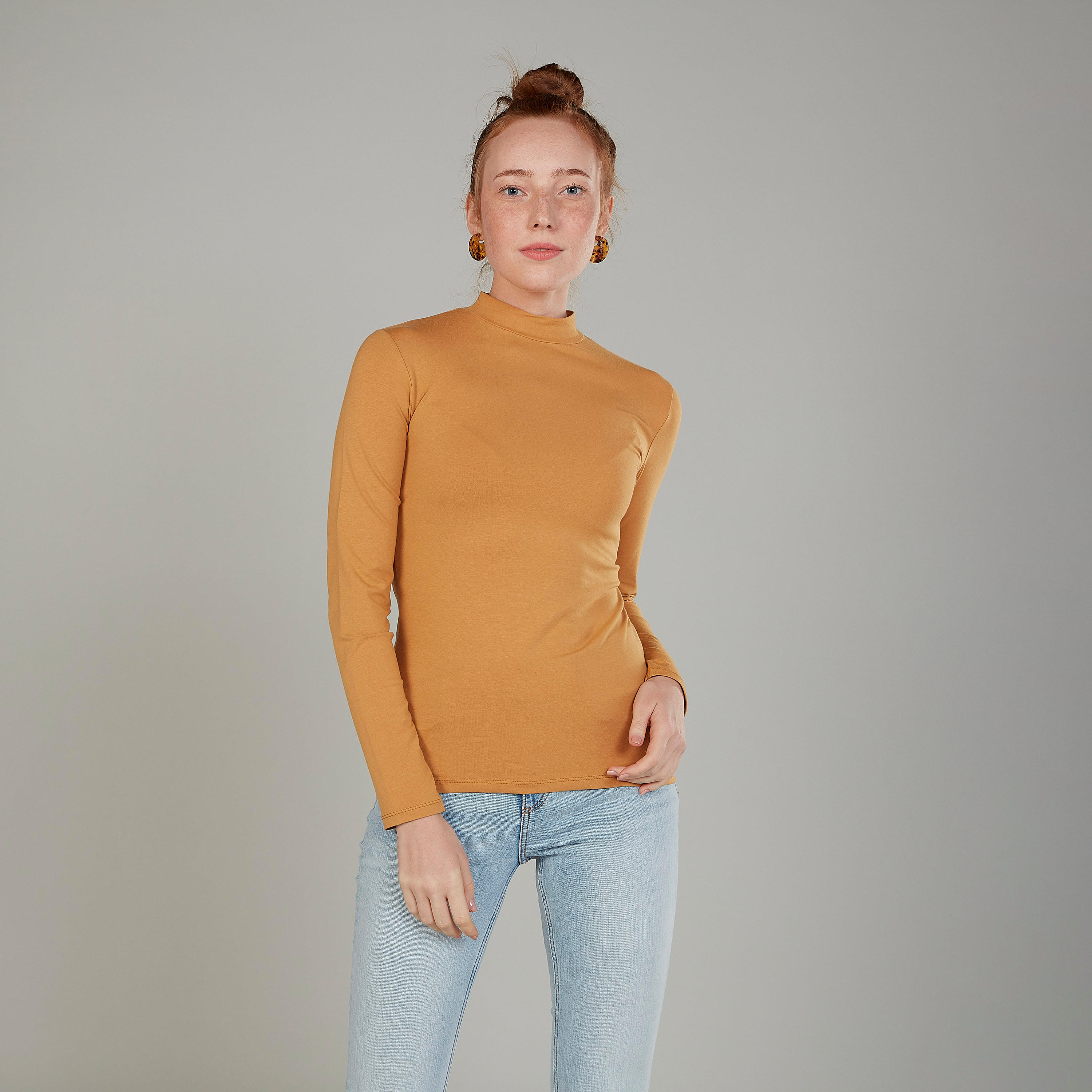 بلوزة سادة بياقة عالية وأكمام طويلة-women-clothing-tshirts-image-1