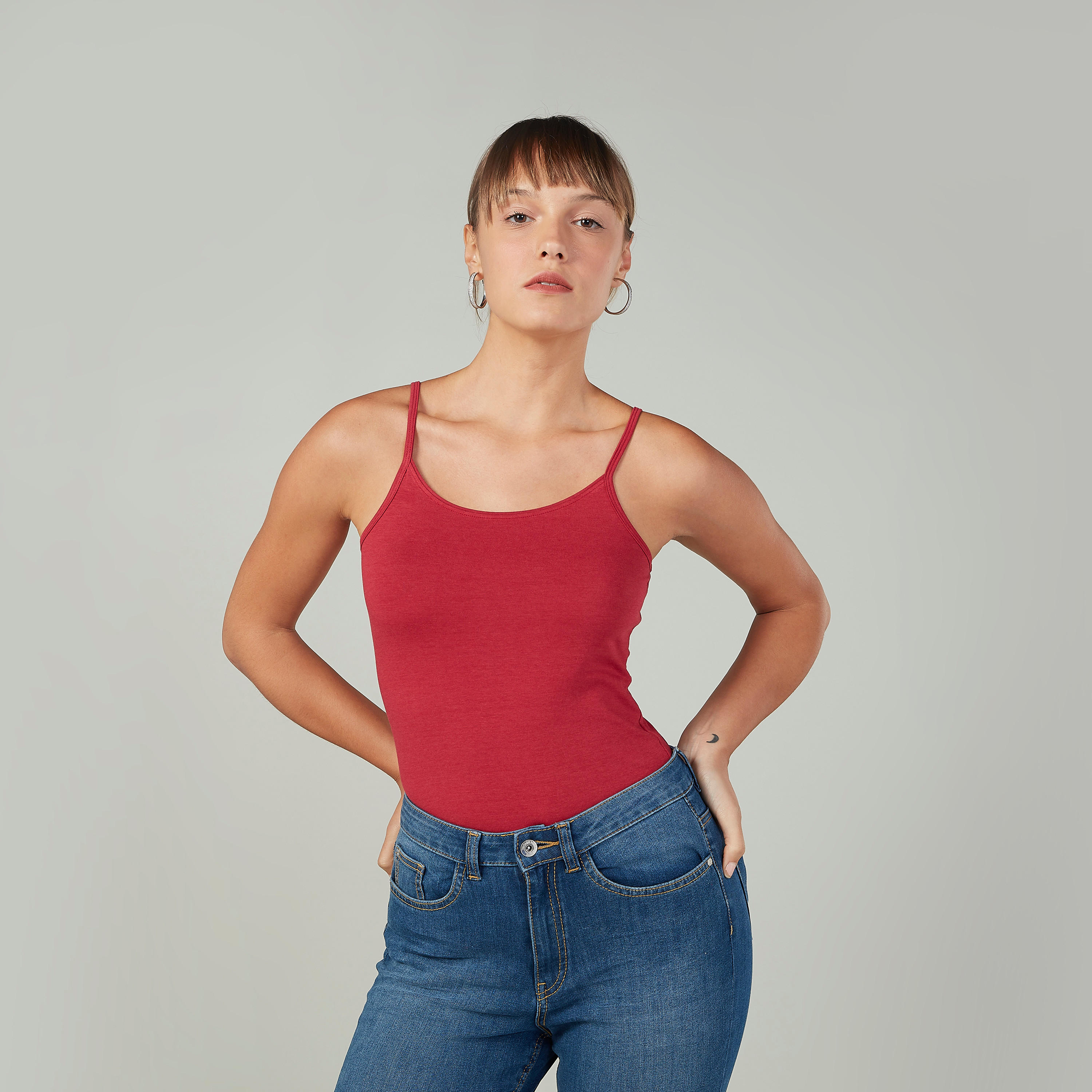 بلوزة كامي سادة بياقة واسعة وحمّالات رفيعة-women-clothing-tshirts-image-4