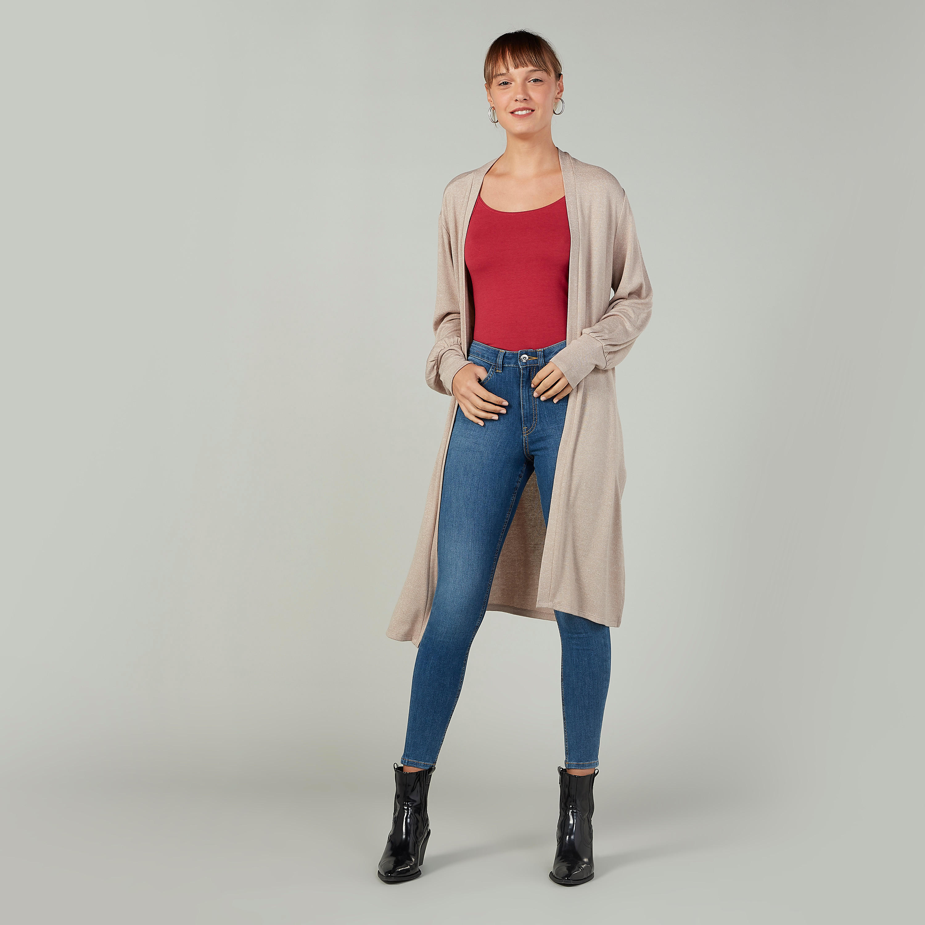 بلوزة كامي سادة بياقة واسعة وحمّالات رفيعة-women-clothing-tshirts-image-3