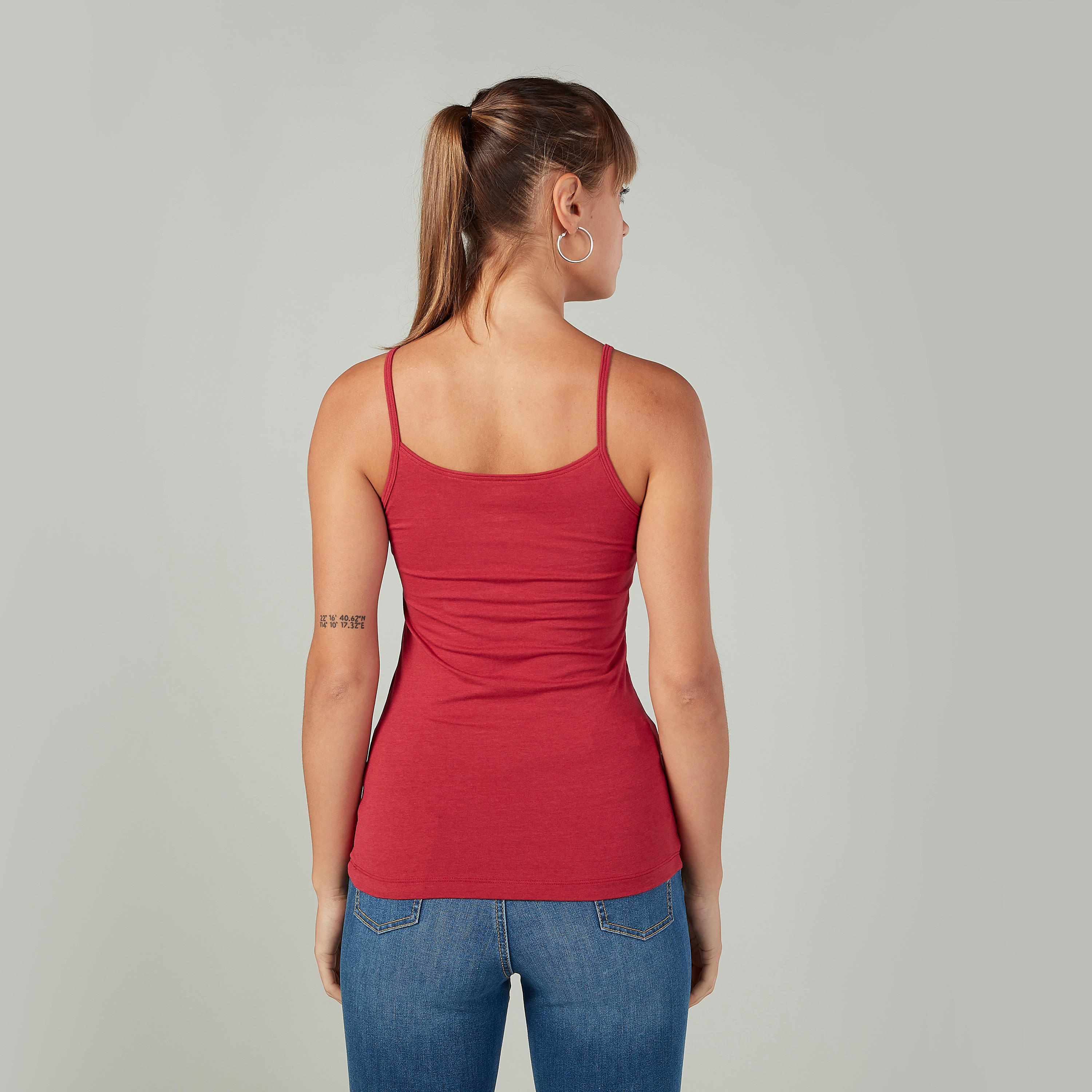 بلوزة كامي سادة بياقة واسعة وحمّالات رفيعة-women-clothing-tshirts-image-2