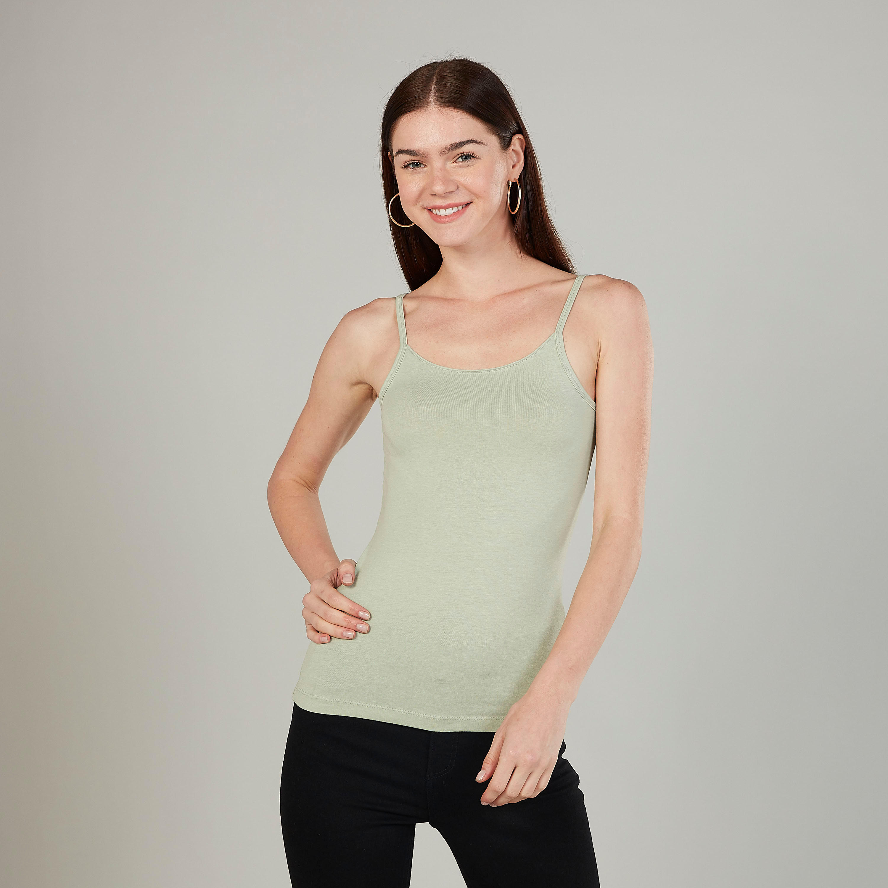 بلوزة كامي سادة بياقة عميقة وحمّالات رفيعة-women-clothing-tshirts-image-5