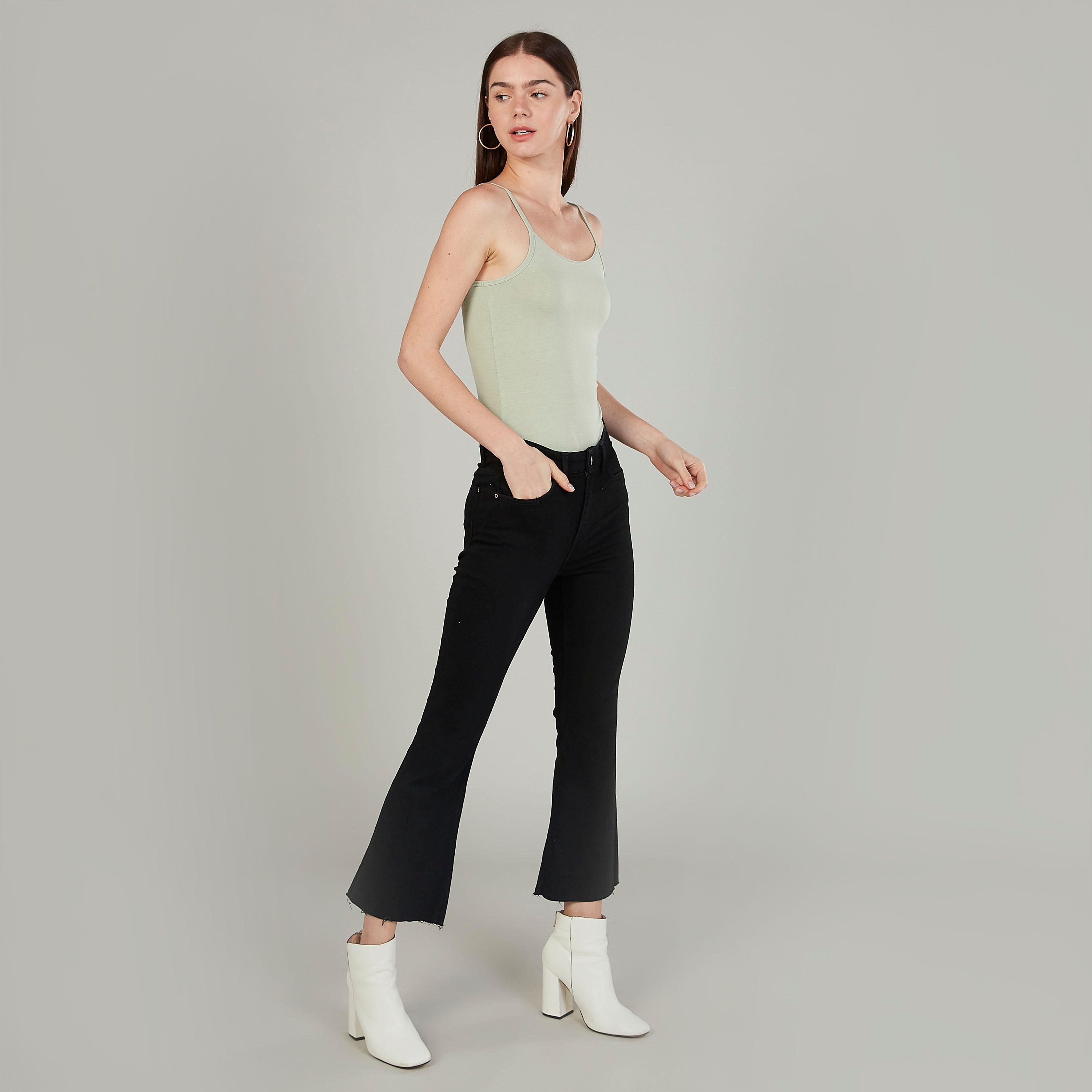 بلوزة كامي سادة بياقة عميقة وحمّالات رفيعة-women-clothing-tshirts-image-4