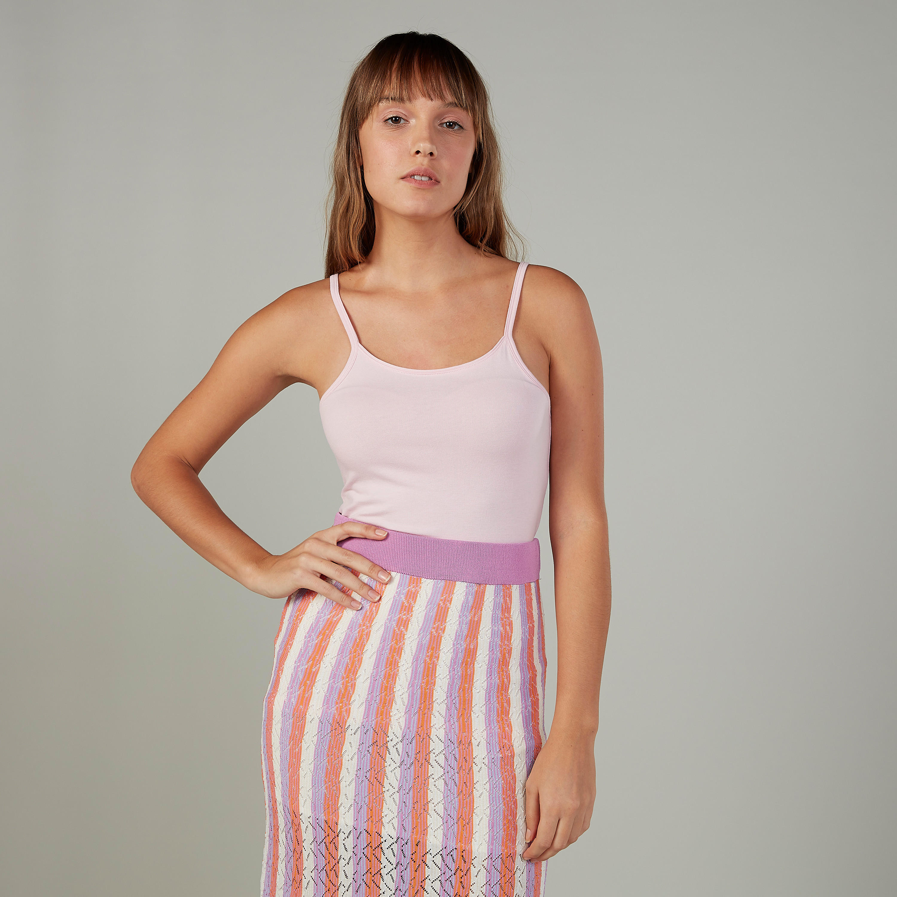 بلوزة كامي سادة بياقة عميقة وحمّالات رفيعة-women-clothing-tshirts-image-1