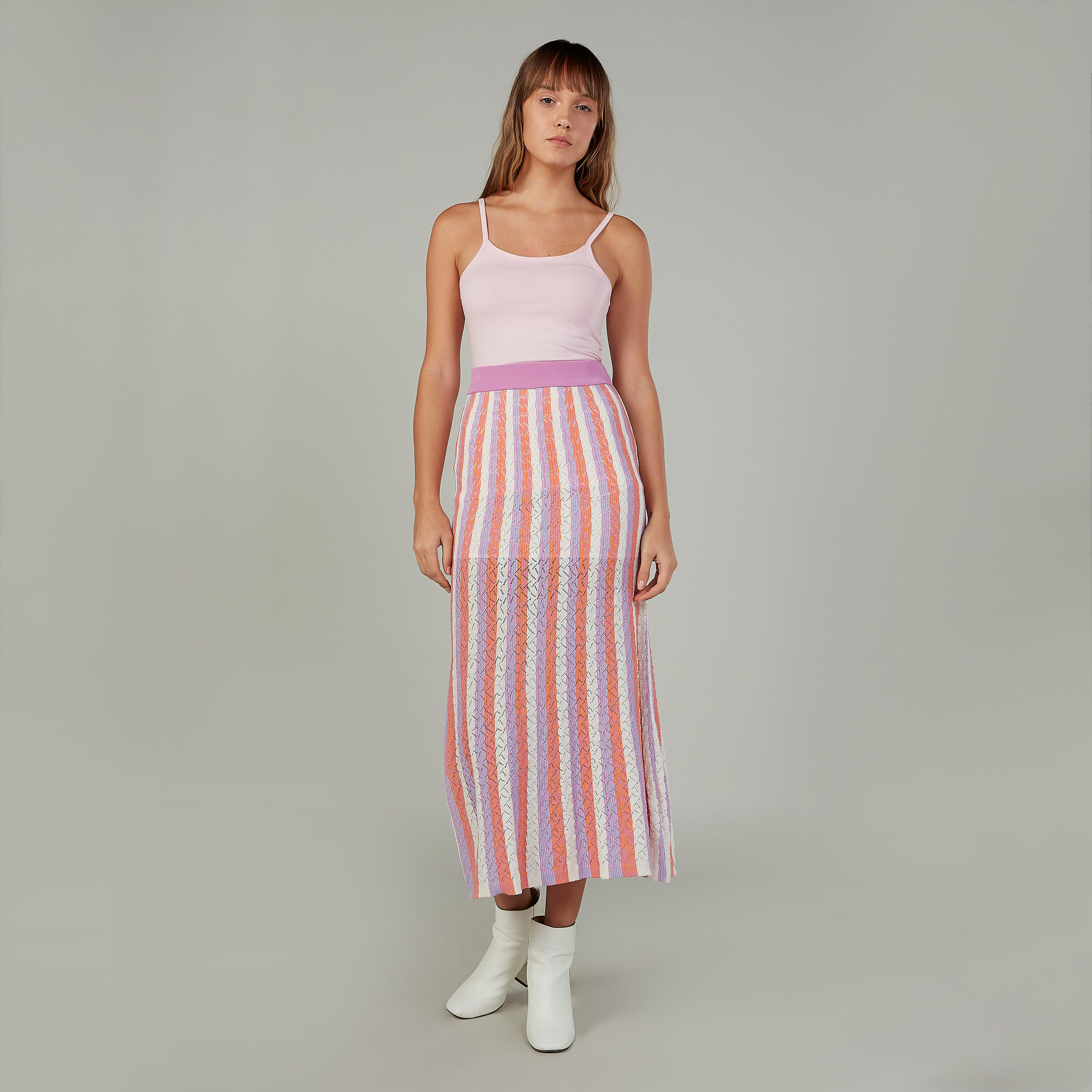 بلوزة كامي سادة بياقة عميقة وحمّالات رفيعة-women-clothing-tshirts-image-2