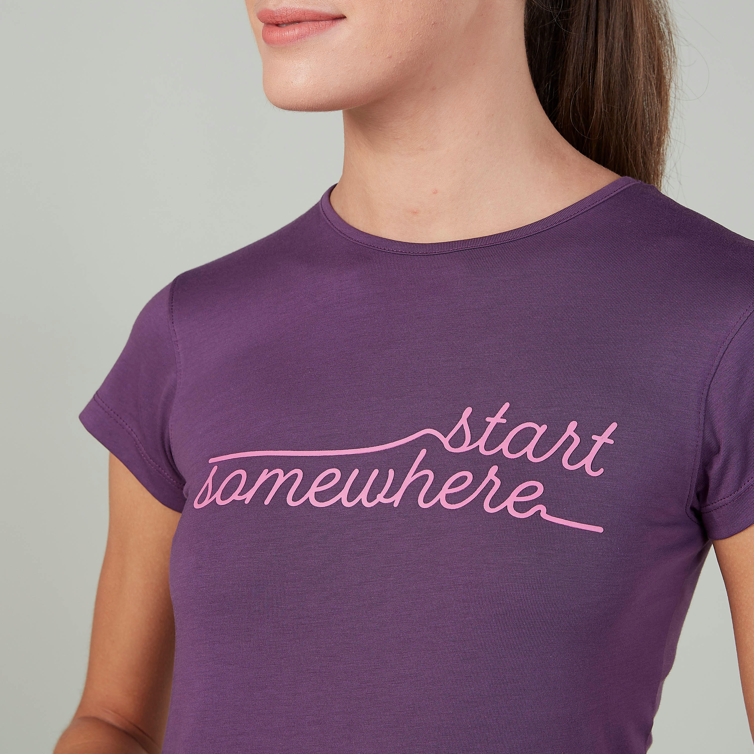 تيشيرت سليم بياقة مستديرة وأكمام كاب وطبعات-women-clothing-tshirts-image-3