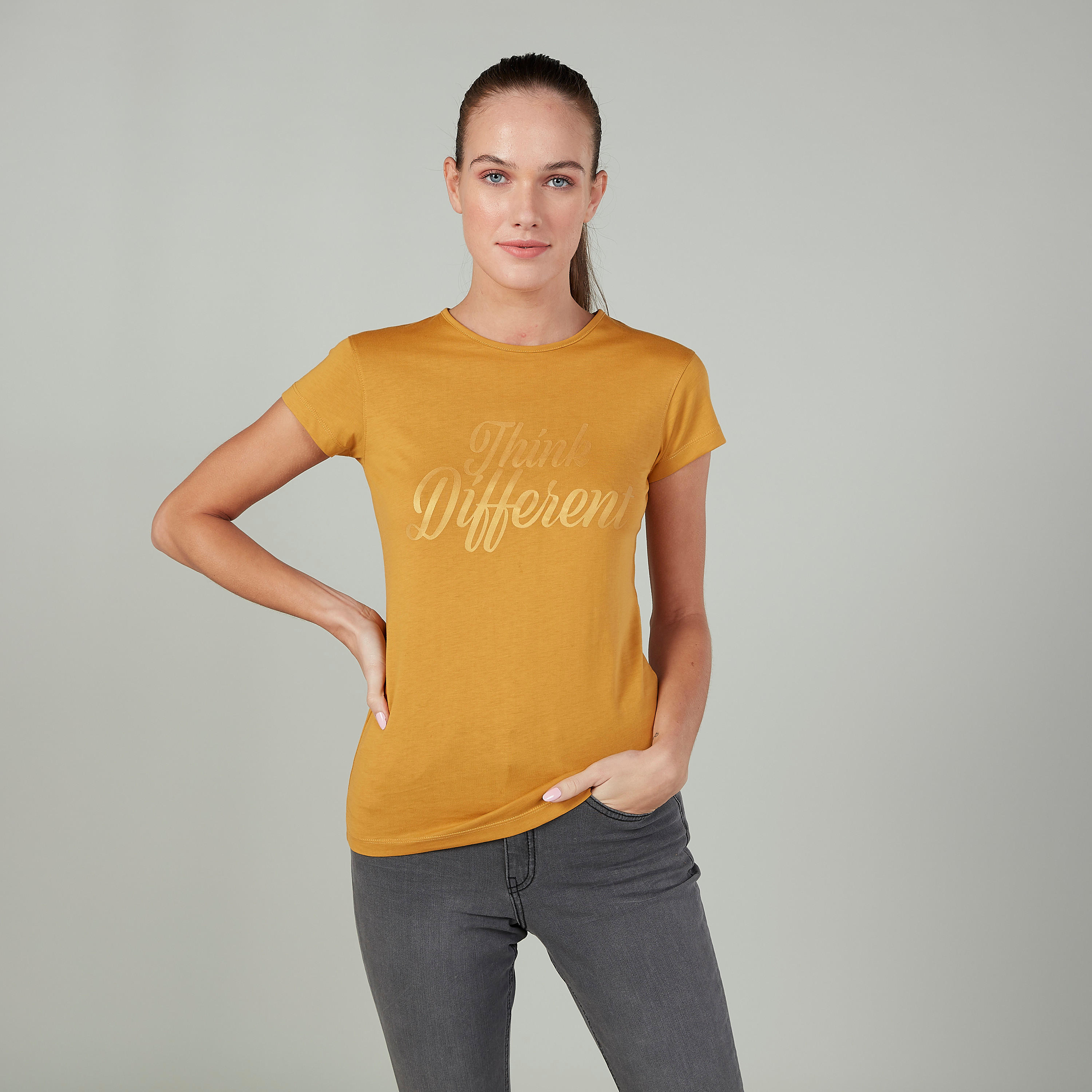 تيشيرت بقصة سليم وطبعات وياقة ضيّقة وأكمام كاب-women-clothing-tshirts-image-1