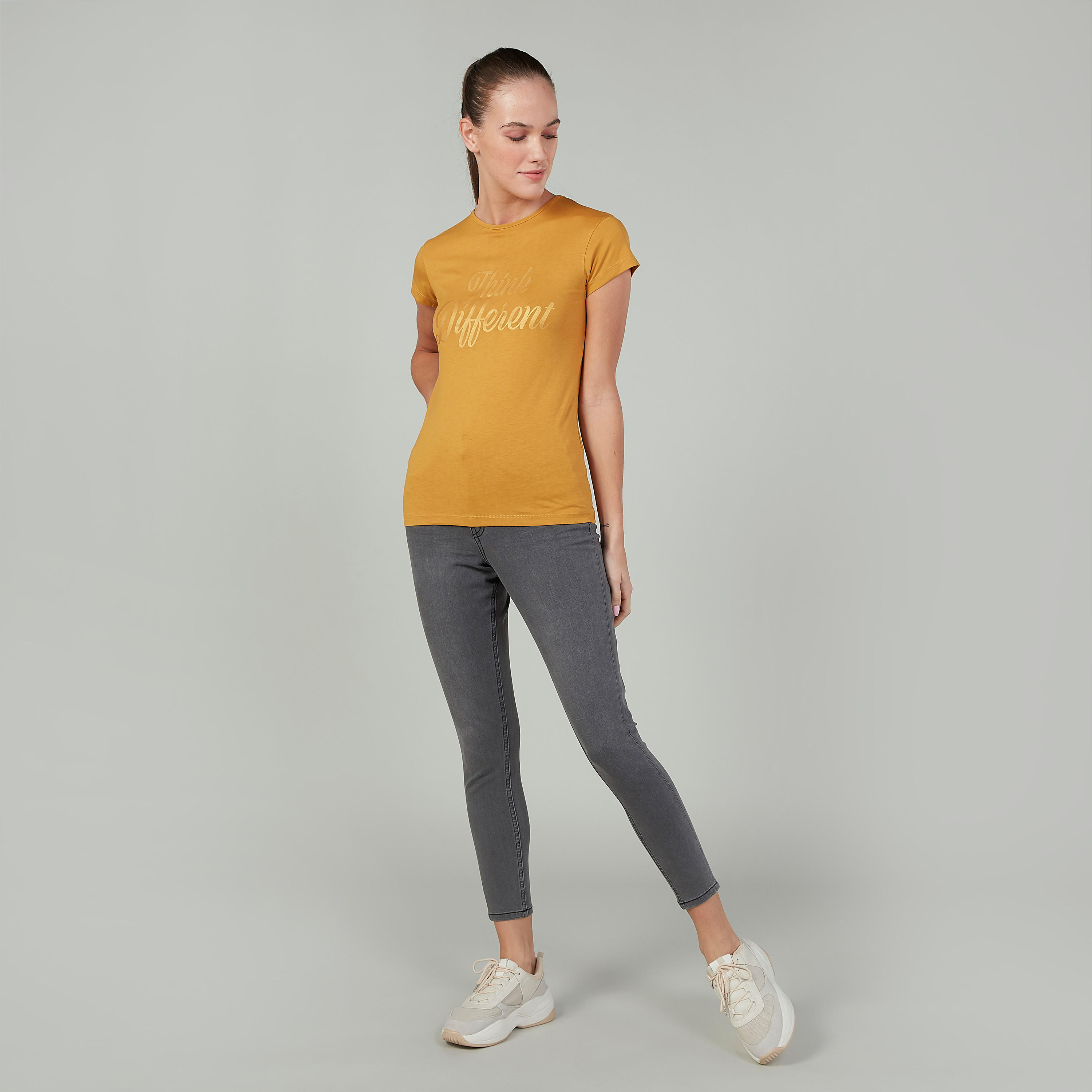 تيشيرت بقصة سليم وطبعات وياقة ضيّقة وأكمام كاب-women-clothing-tshirts-image-2