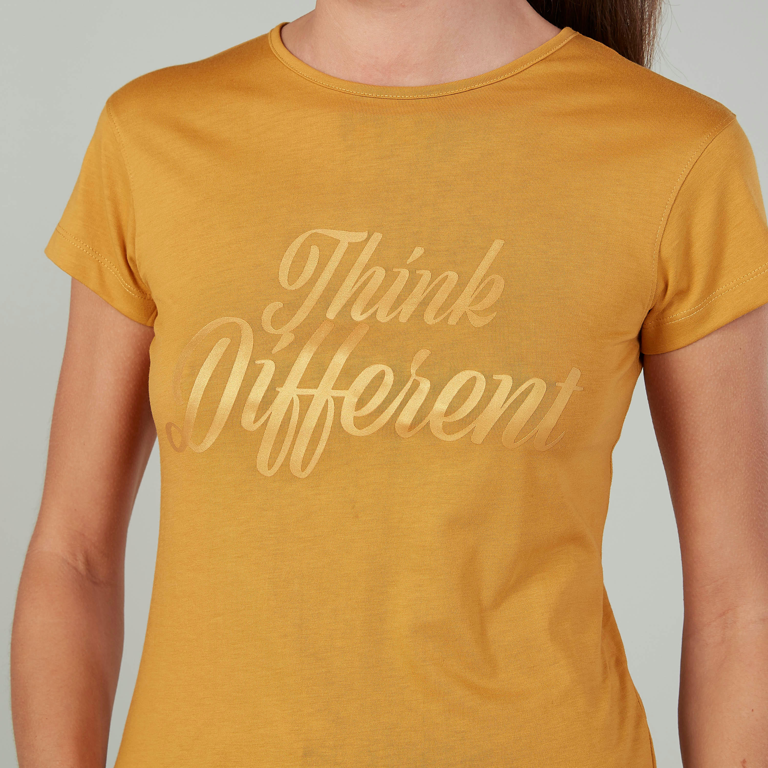 تيشيرت بقصة سليم وطبعات وياقة ضيّقة وأكمام كاب-women-clothing-tshirts-image-3