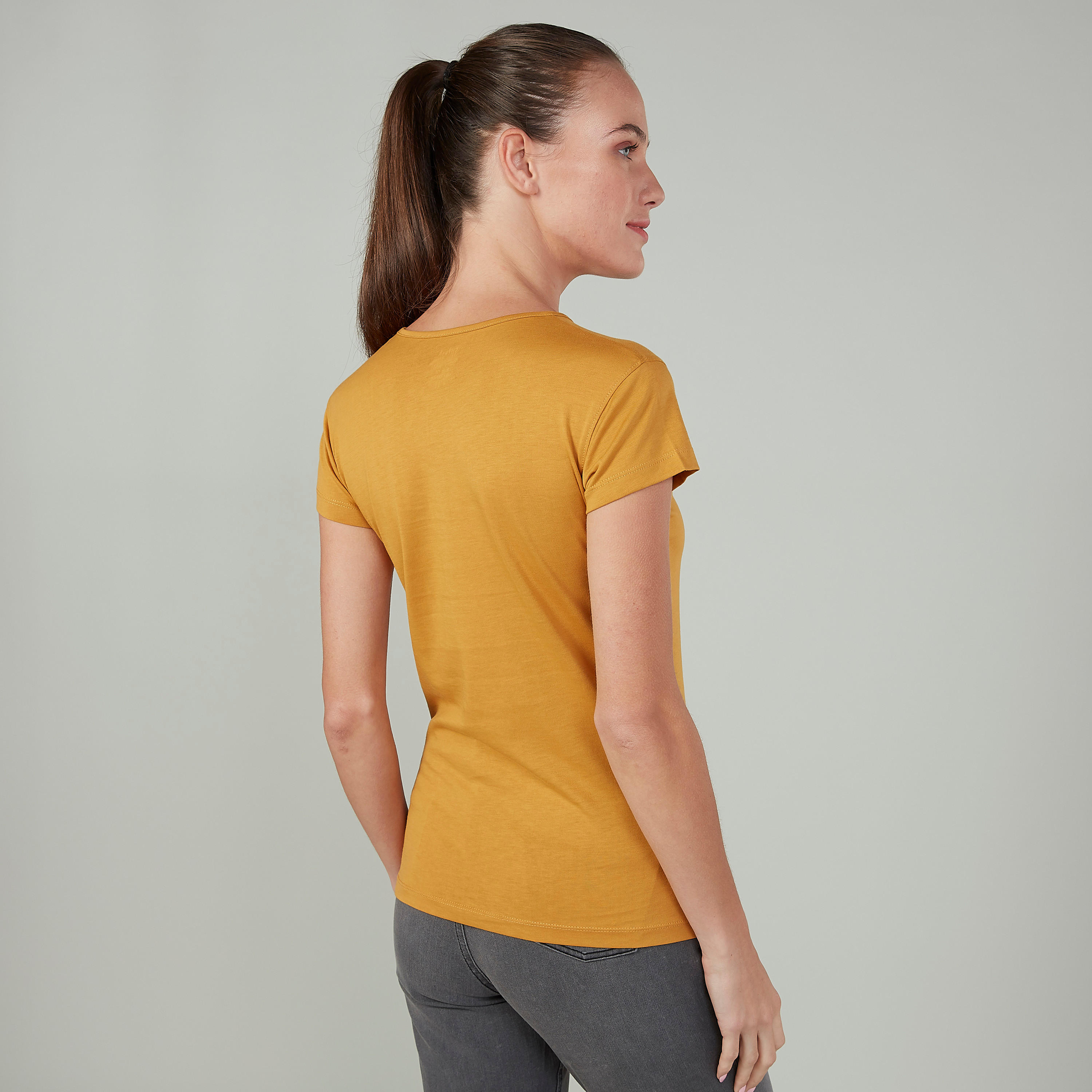تيشيرت بقصة سليم وطبعات وياقة ضيّقة وأكمام كاب-women-clothing-tshirts-image-4