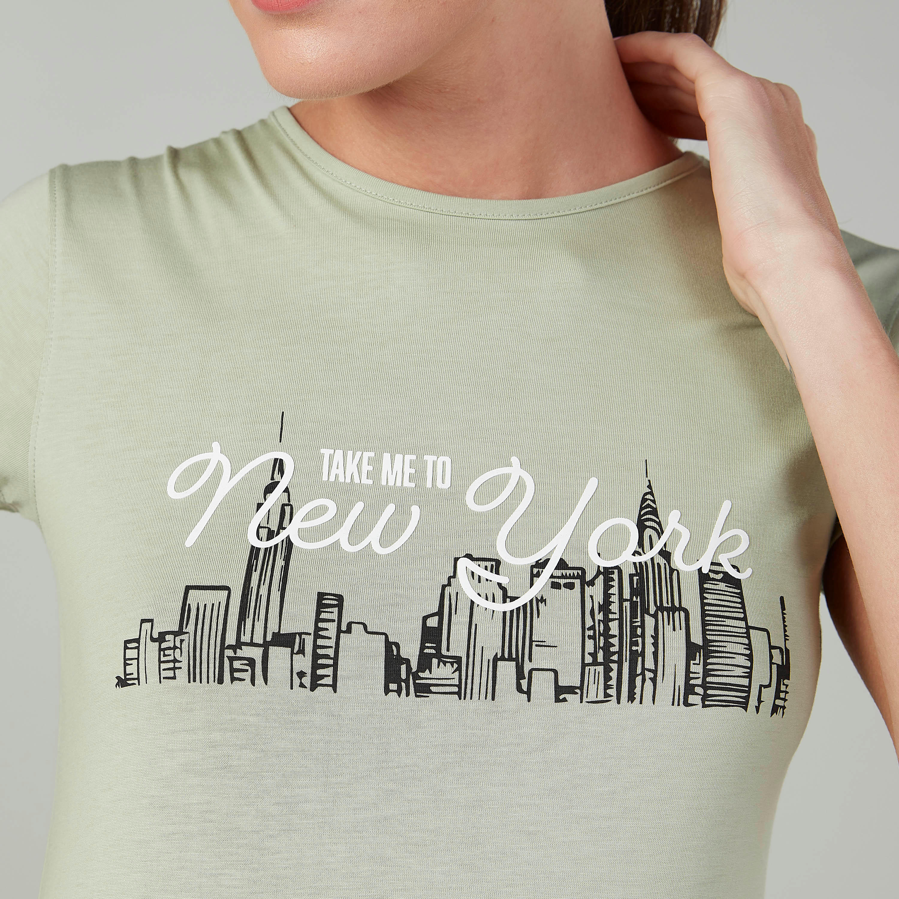 تيشيرت سليم بياقة مستديرة وأكمام كاب وطبعات-women-clothing-tshirts-image-3