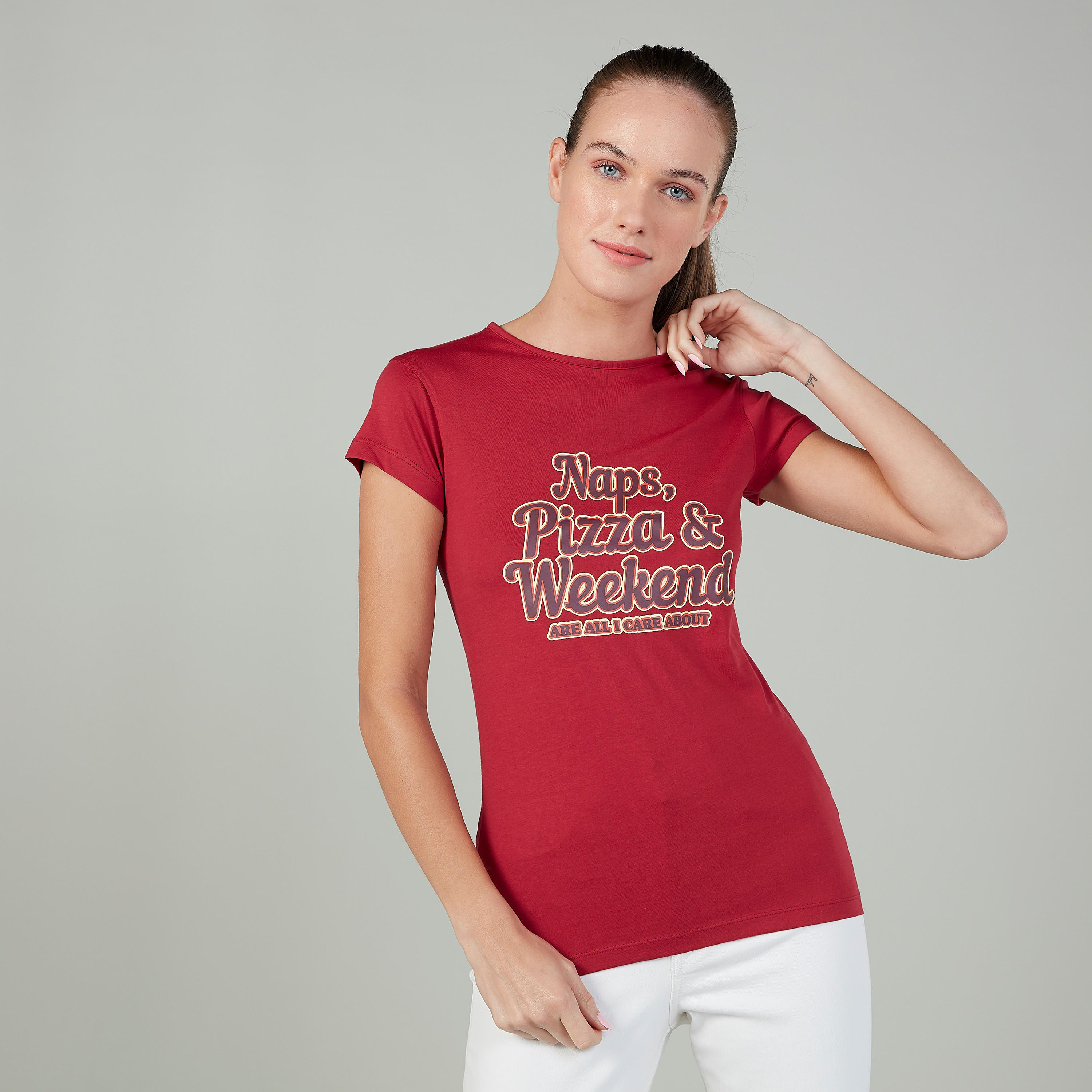 تيشيرت بقصة سليم وطبعات وياقة ضيّقة وأكمام كاب-women-clothing-tshirts-image-1