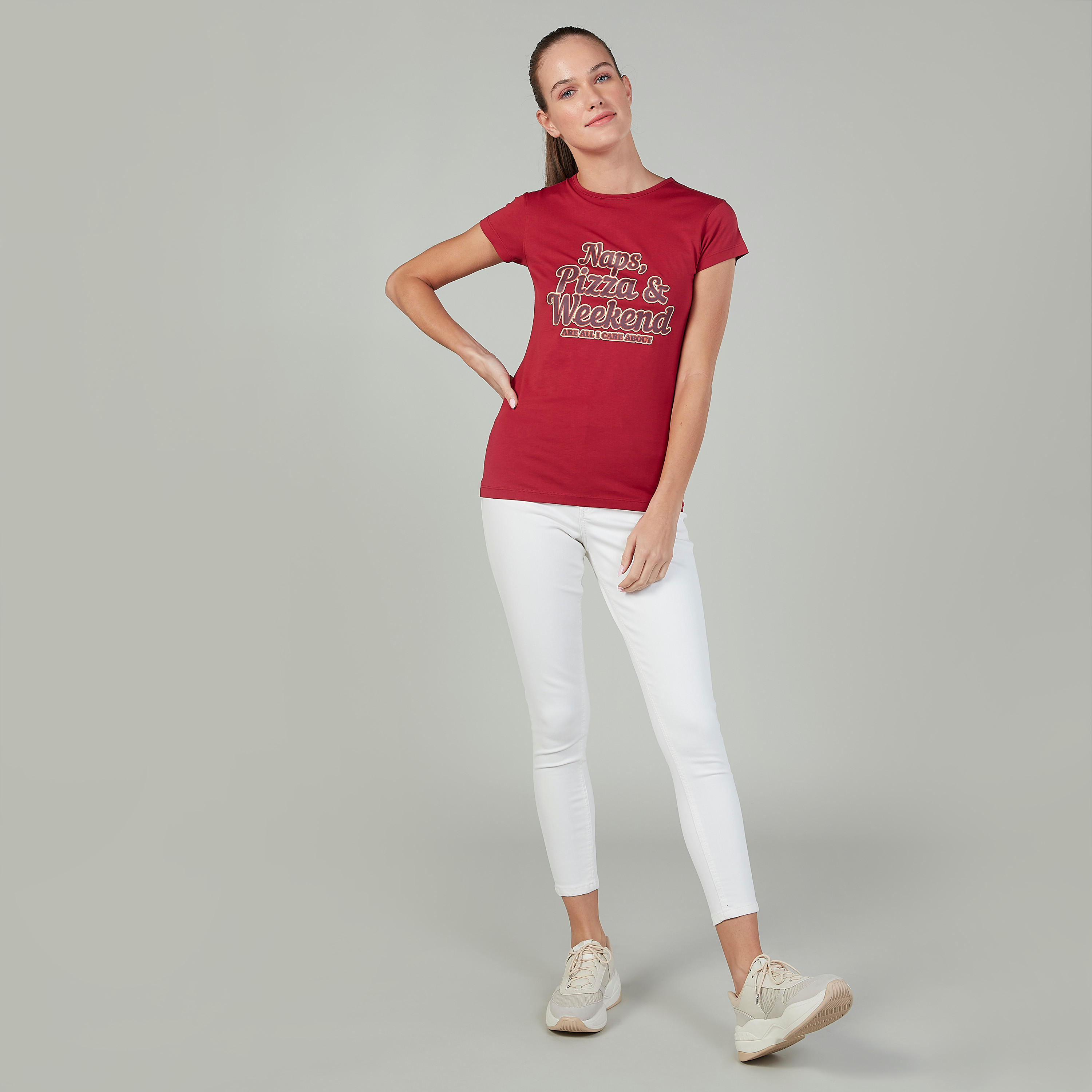 تيشيرت بقصة سليم وطبعات وياقة ضيّقة وأكمام كاب-women-clothing-tshirts-image-2
