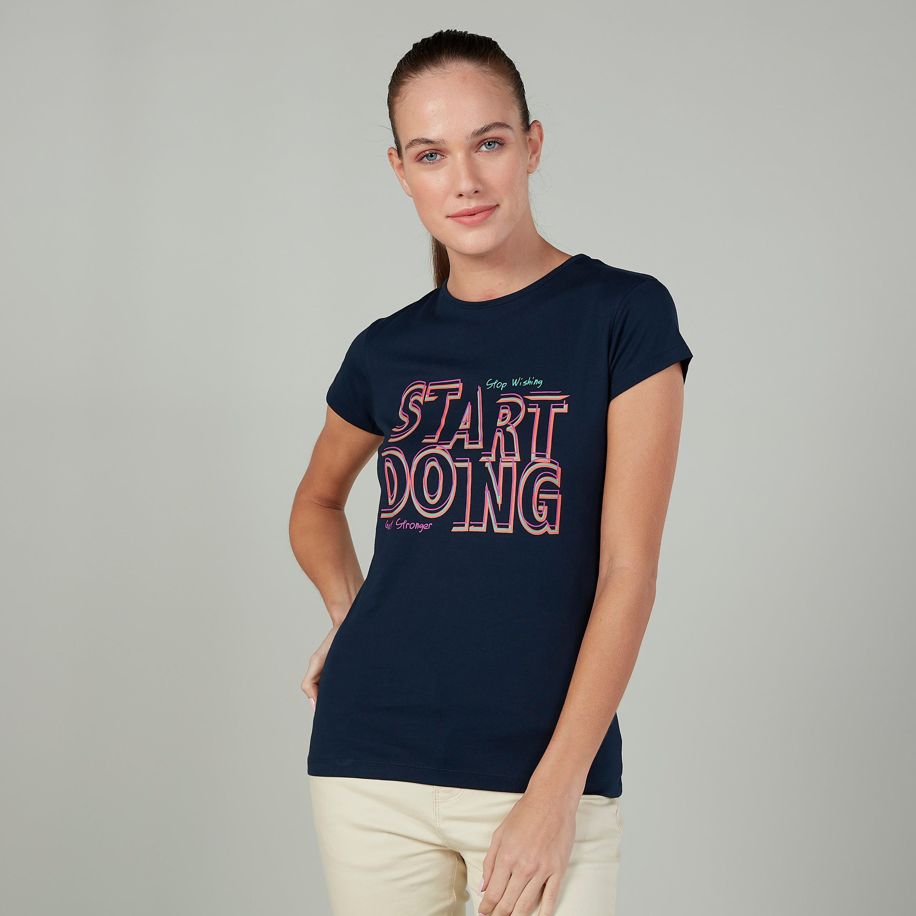 تيشيرت بقصة سليم وطبعات وياقة ضيّقة وأكمام كاب-women-clothing-tshirts-image-1
