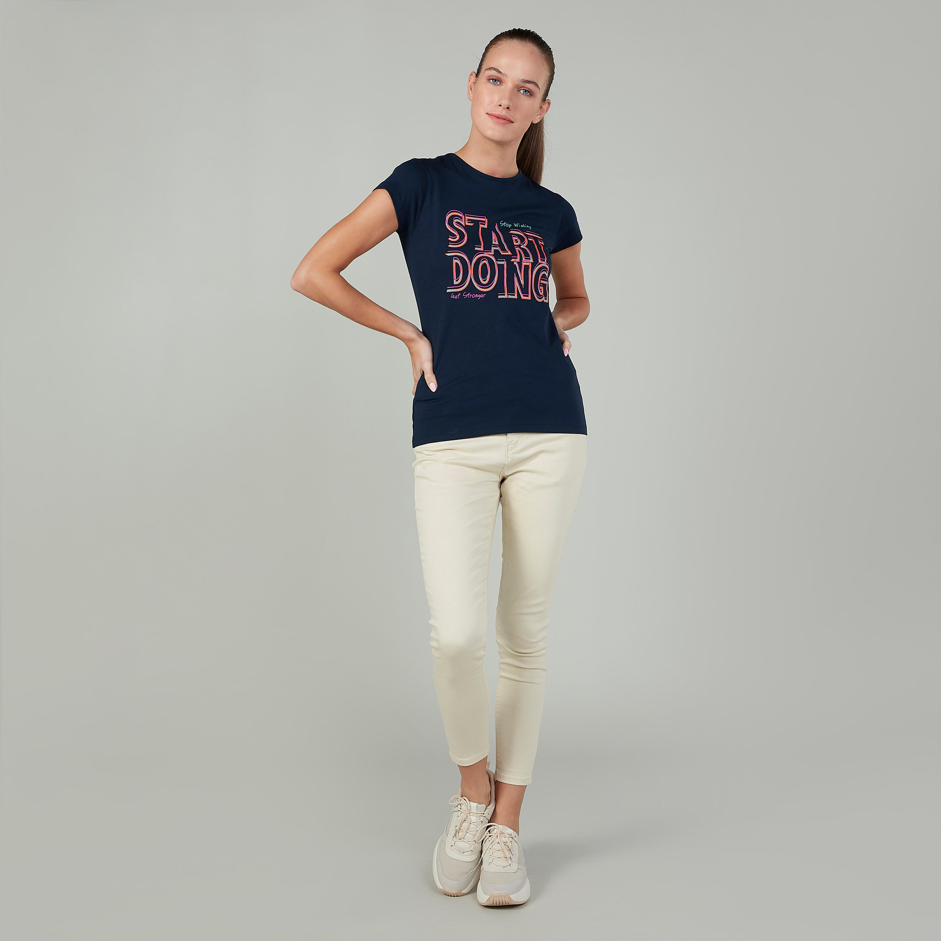 تيشيرت بقصة سليم وطبعات وياقة ضيّقة وأكمام كاب-women-clothing-tshirts-image-2
