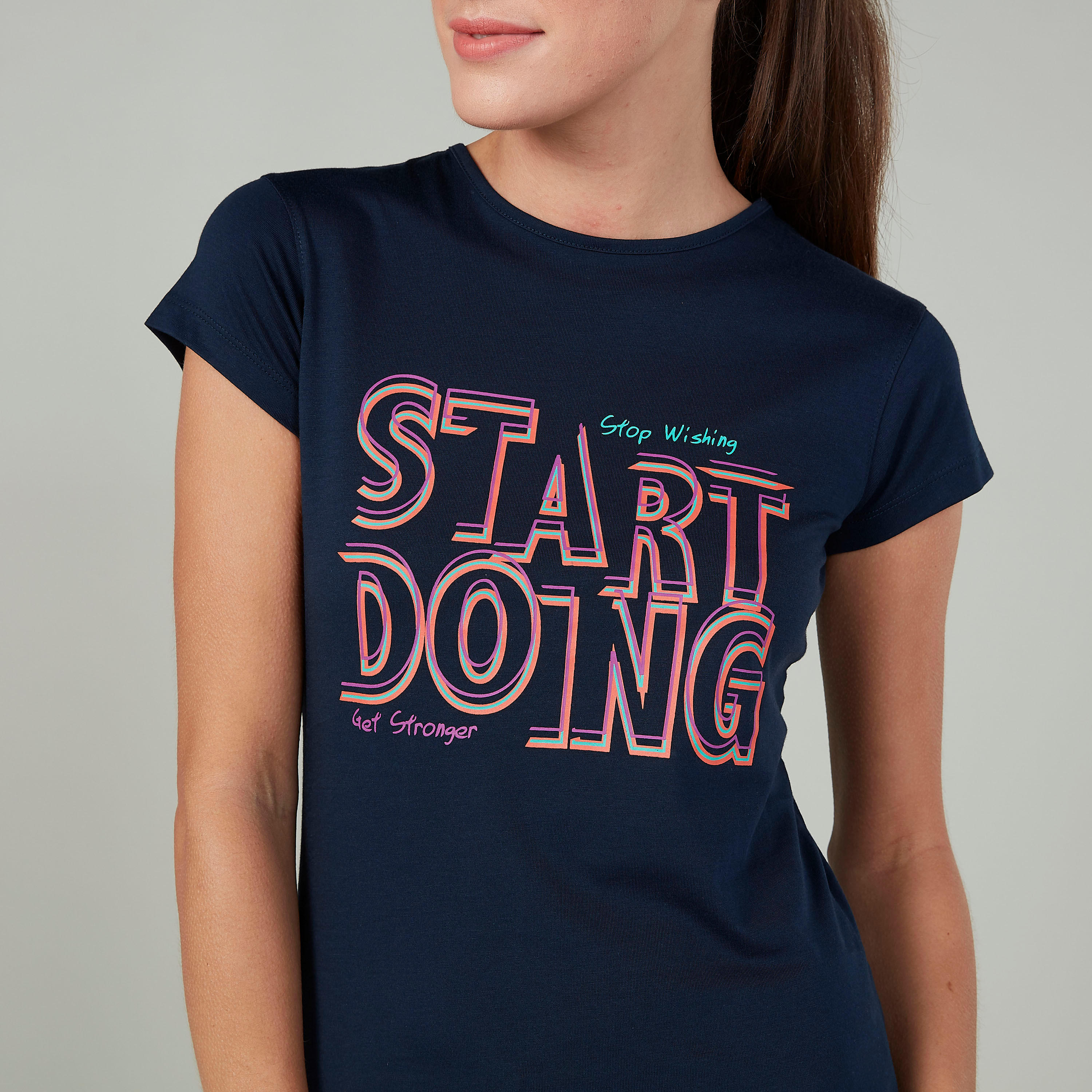 تيشيرت بقصة سليم وطبعات وياقة ضيّقة وأكمام كاب-women-clothing-tshirts-image-3