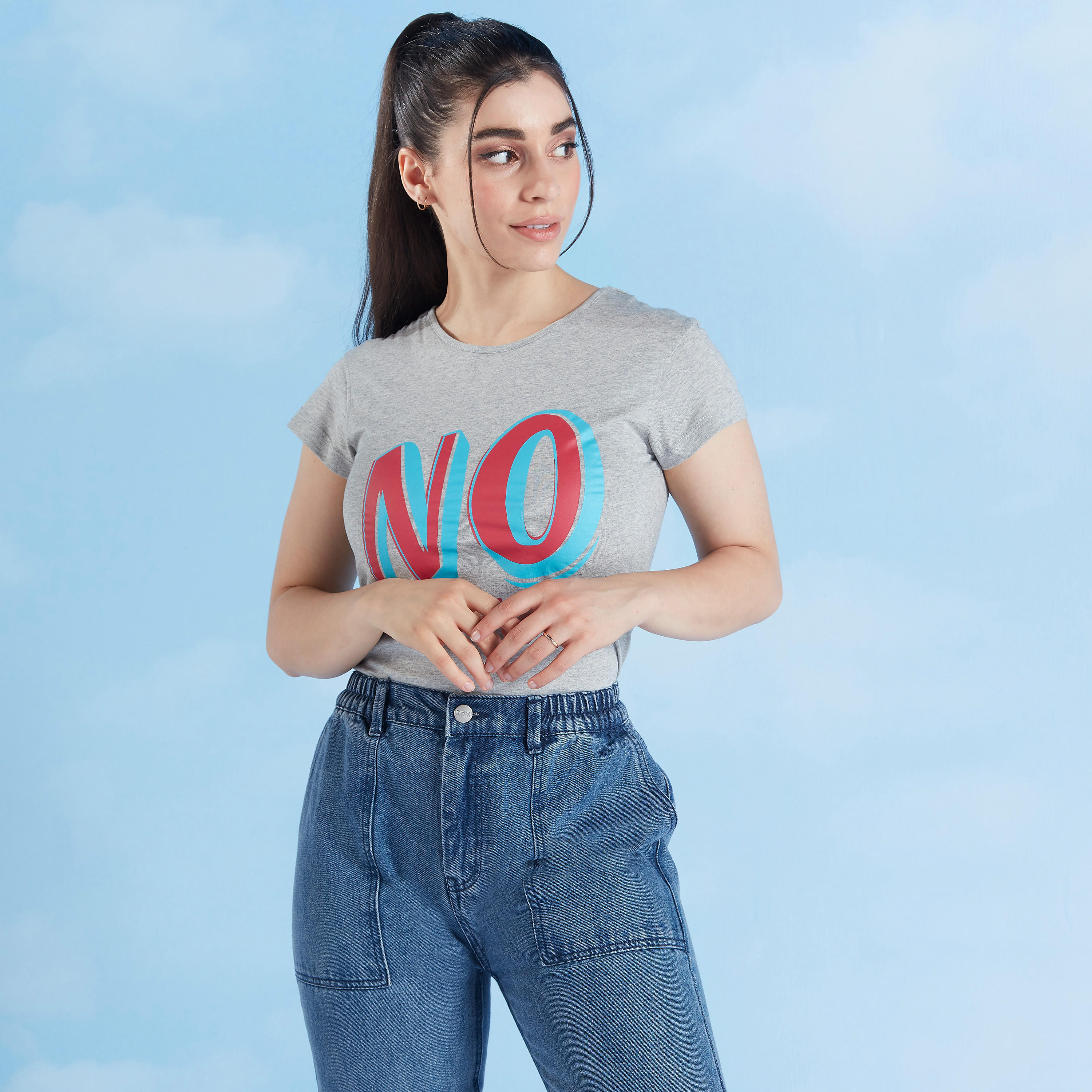 تيشيرت بقصة سليم وطبعات وياقة ضيّقة وأكمام كاب-women-clothing-tshirts-image-1