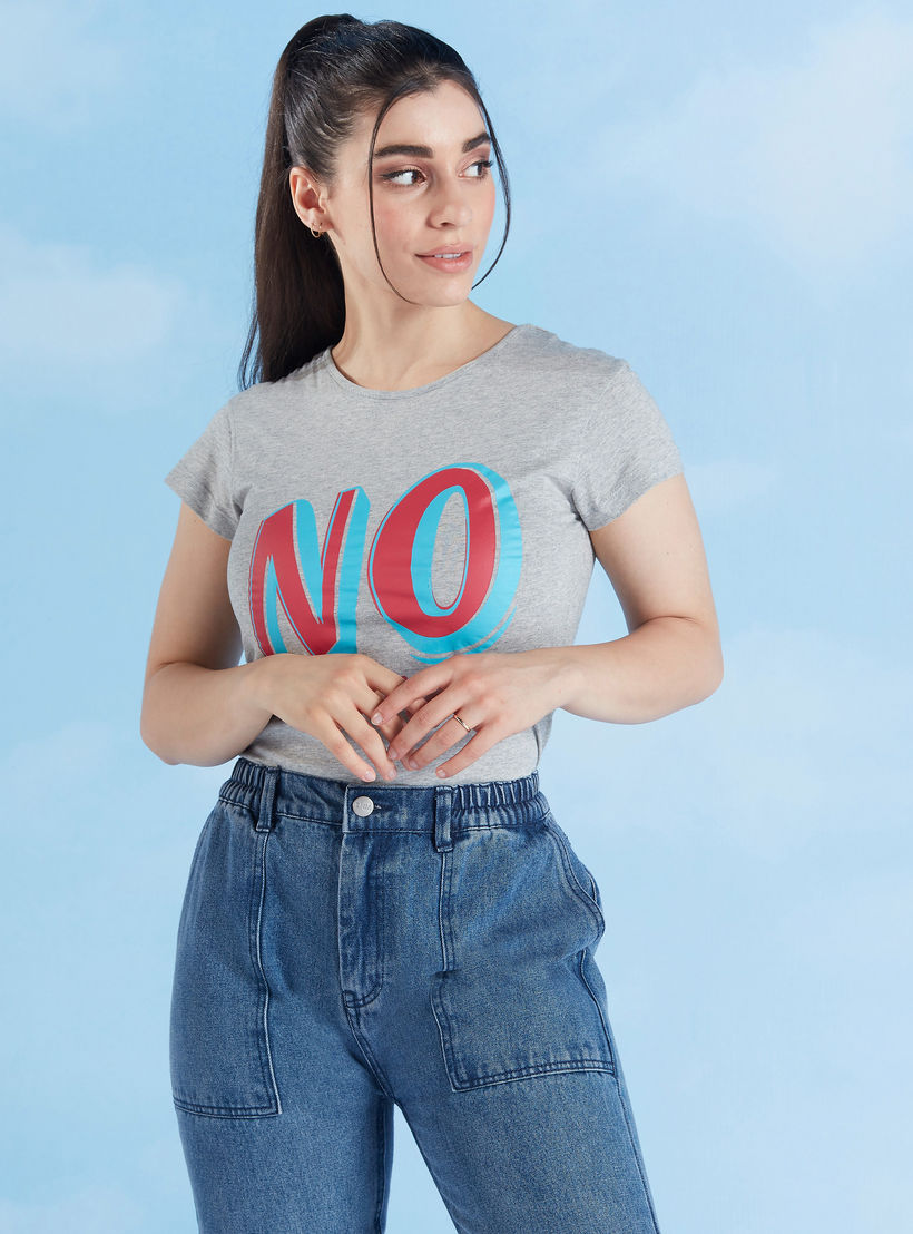 تيشيرت بقصة سليم وطبعات وياقة ضيّقة وأكمام كاب-women-clothing-tshirts-image-1