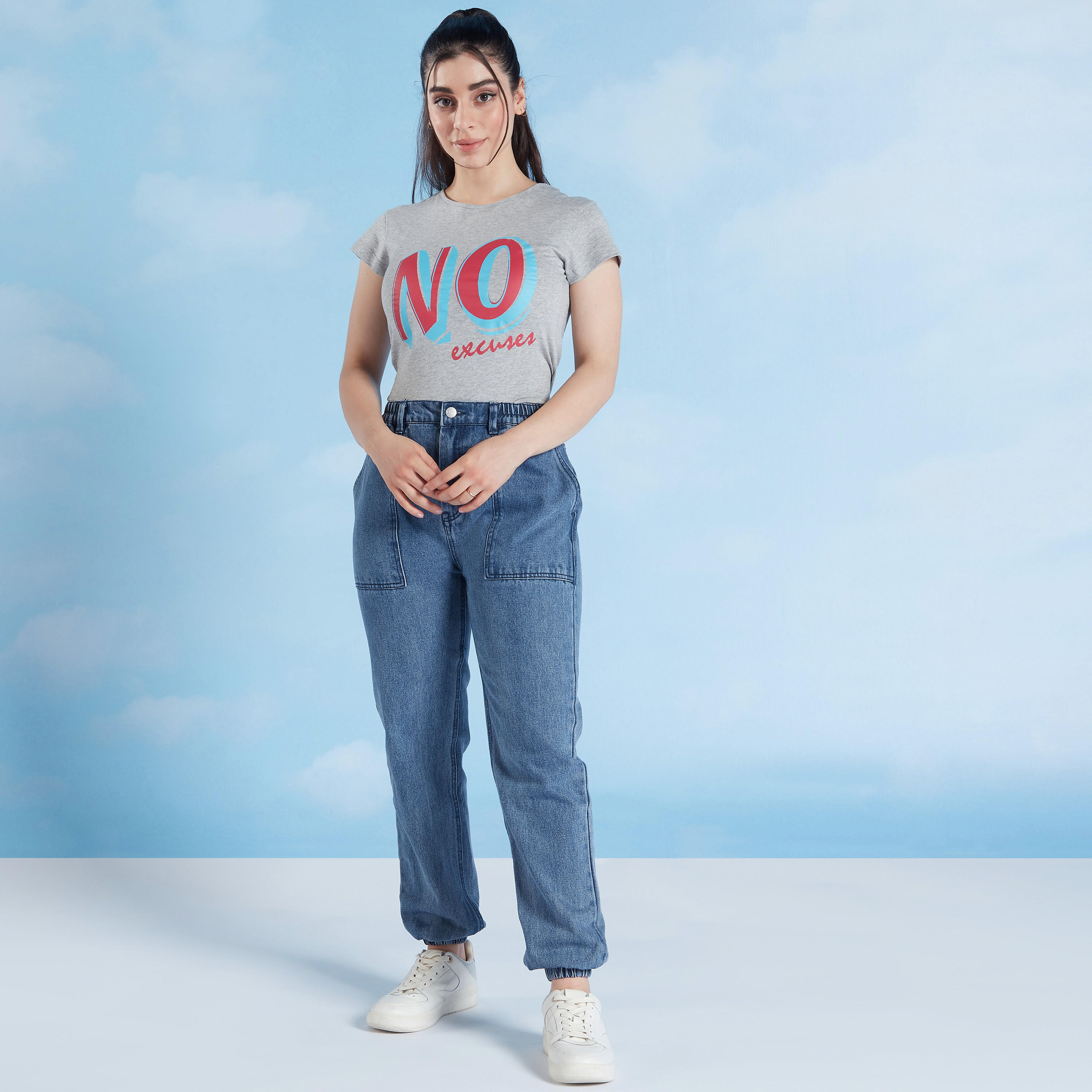 تيشيرت بقصة سليم وطبعات وياقة ضيّقة وأكمام كاب-women-clothing-tshirts-image-2