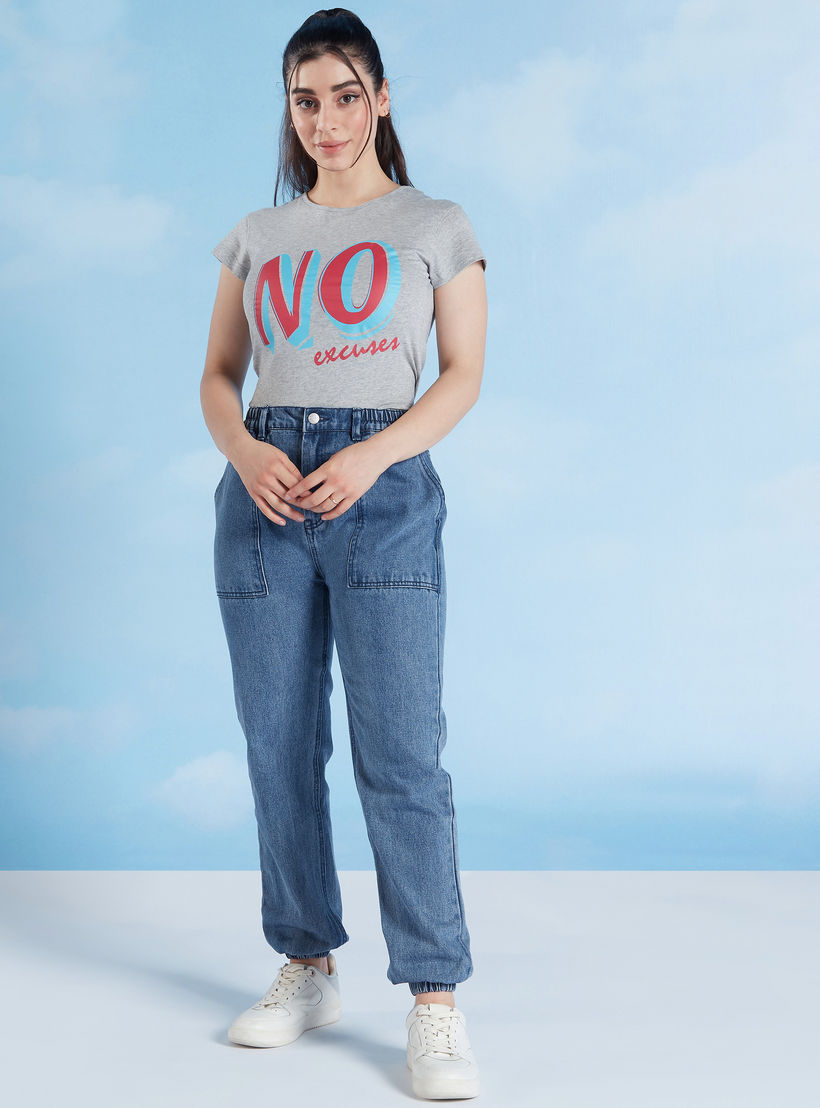 تيشيرت بقصة سليم وطبعات وياقة ضيّقة وأكمام كاب-women-clothing-tshirts-image-2